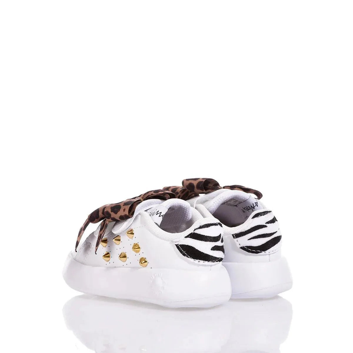 Sneakers bianche premaman con dettagli animalier, borchie dorate e fiocco, moda gravidanza
