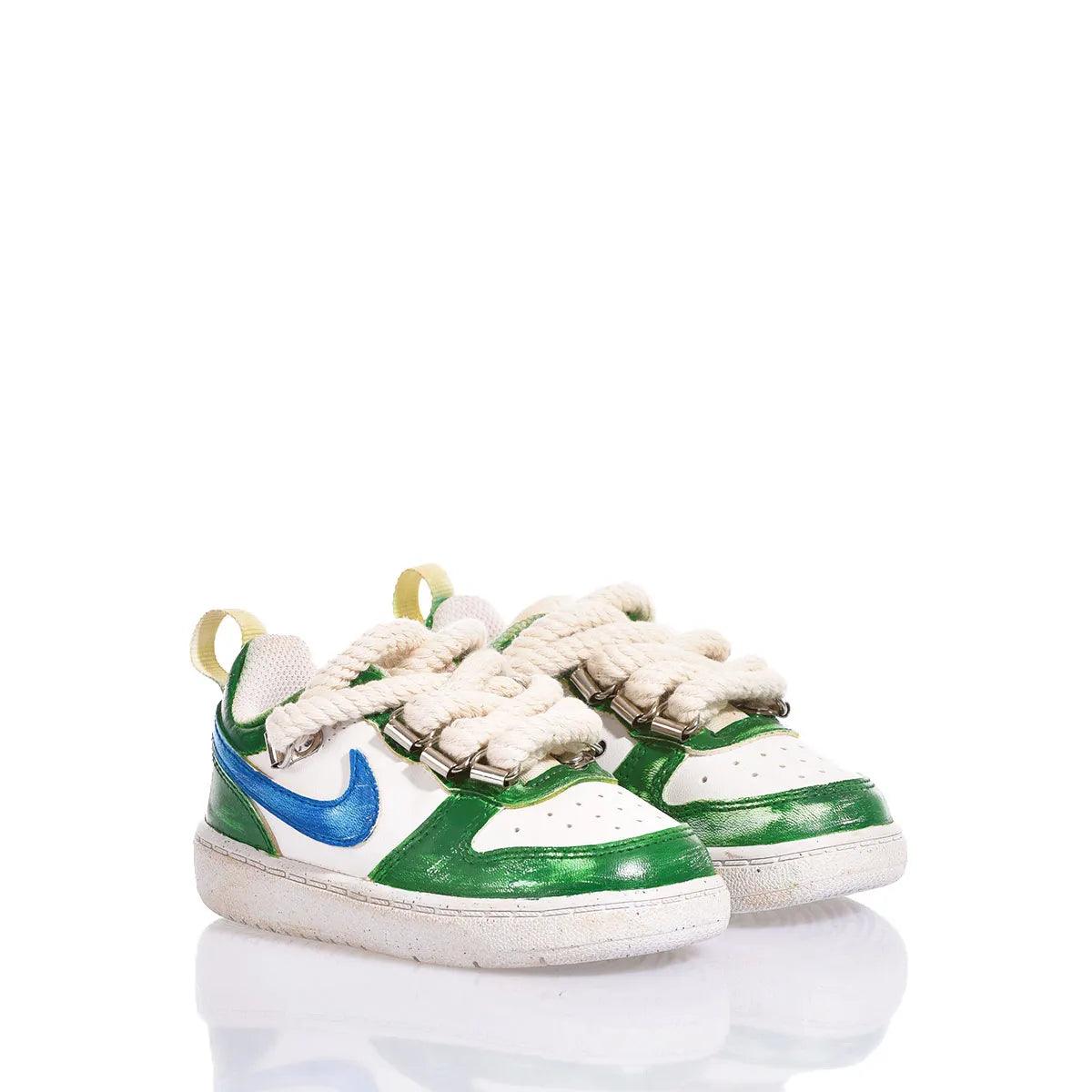 Scarpe bimbo sportive verdi e bianche con maxi lacci, ideali per outfit premaman casual.