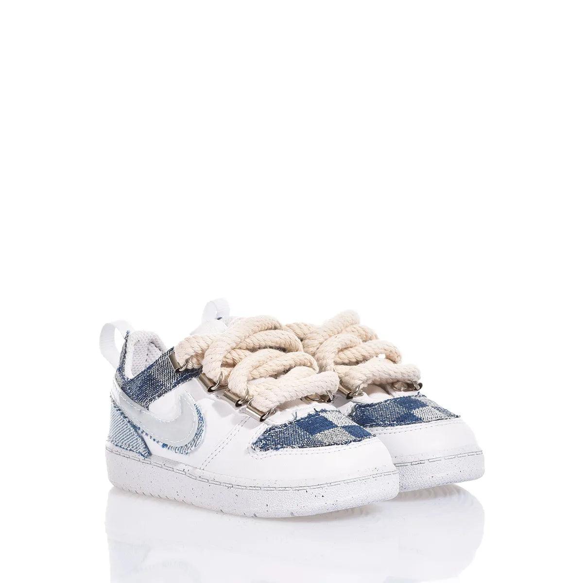 Sneakers bianche e blu con lacci a corda, calzature alla moda per outfit premaman casual