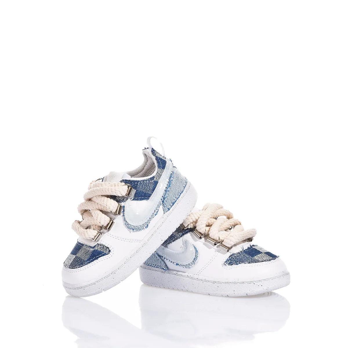 Scarpe neonata bianche e jeans per abbigliamento premaman, stile casual trendy.