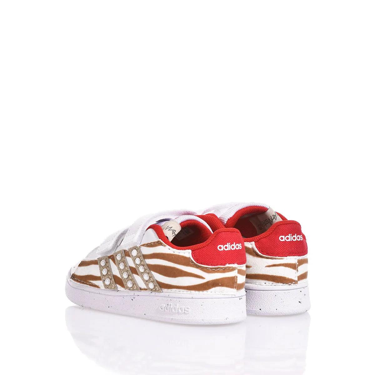 Sneakers bianche Adidas con dettagli zebrati, chiusura a strappo e tallone rosso, moda uomo donna premaman.