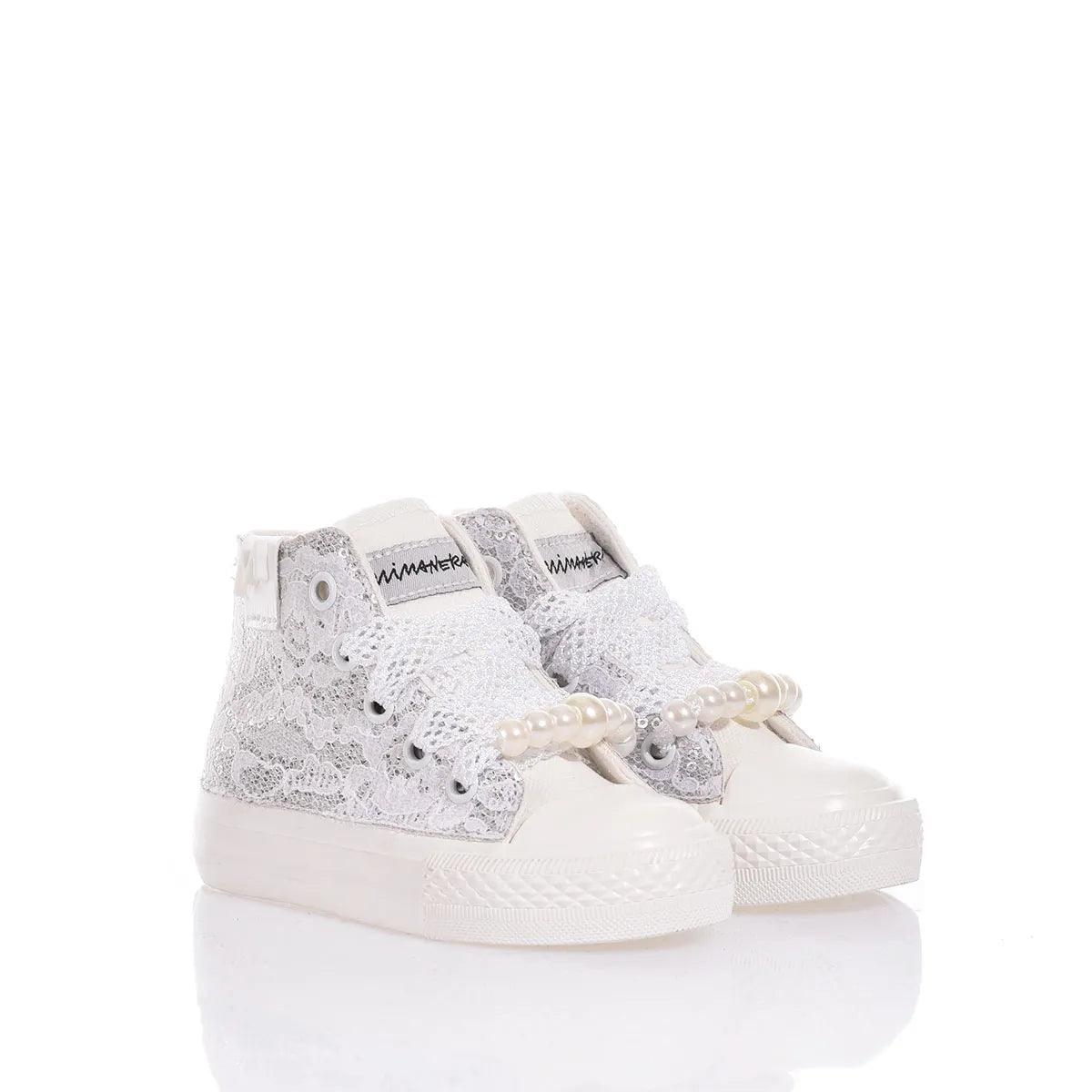 Sneakers bianche in pizzo con perle, ideali per outfit premaman eleganti e casual