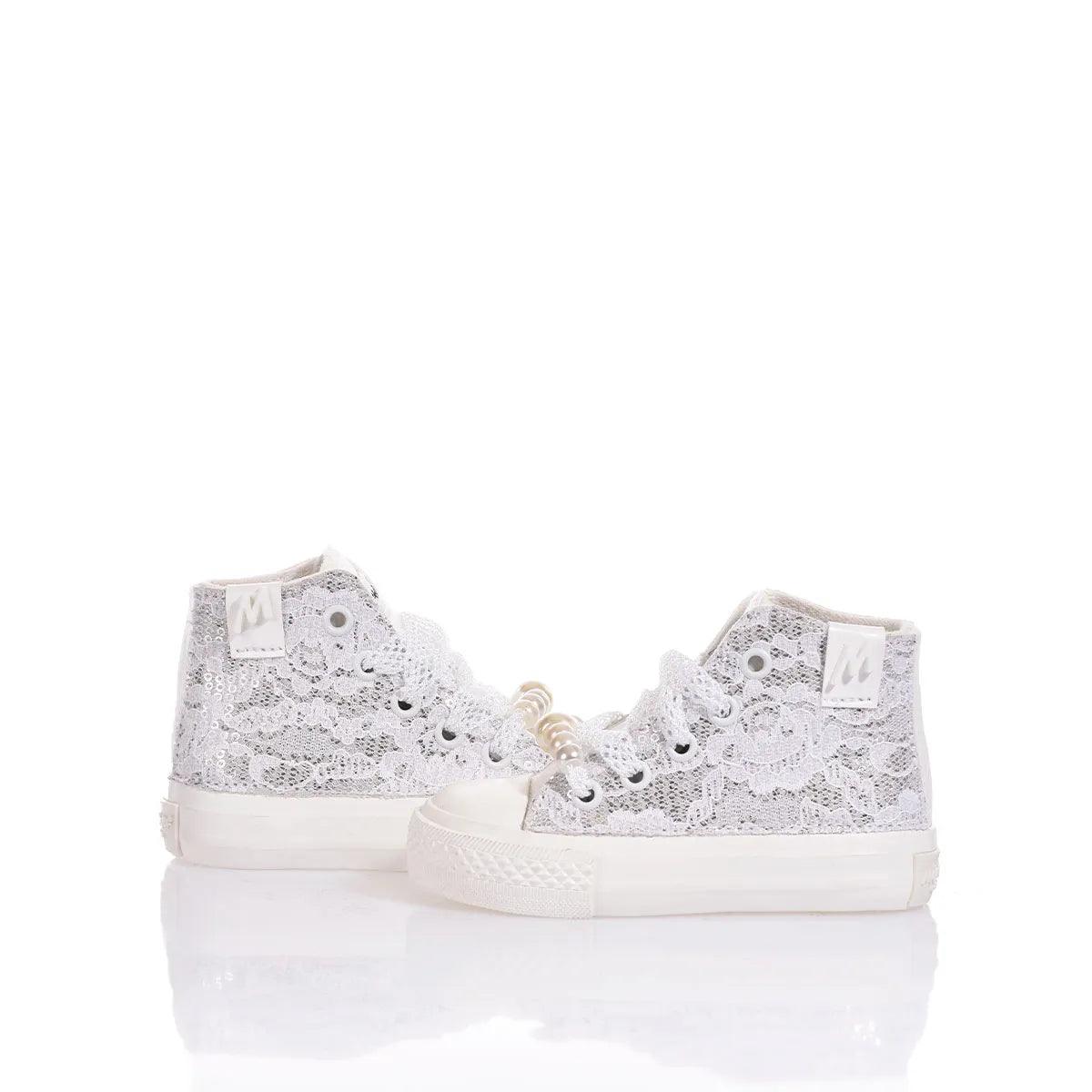 Sneakers bianche in pizzo ideali per abbigliamento premaman alla moda