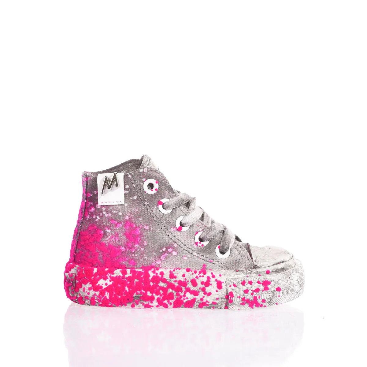 Scarpa bambino grigia con schizzi rosa, ideale per look premaman trendy e casual.