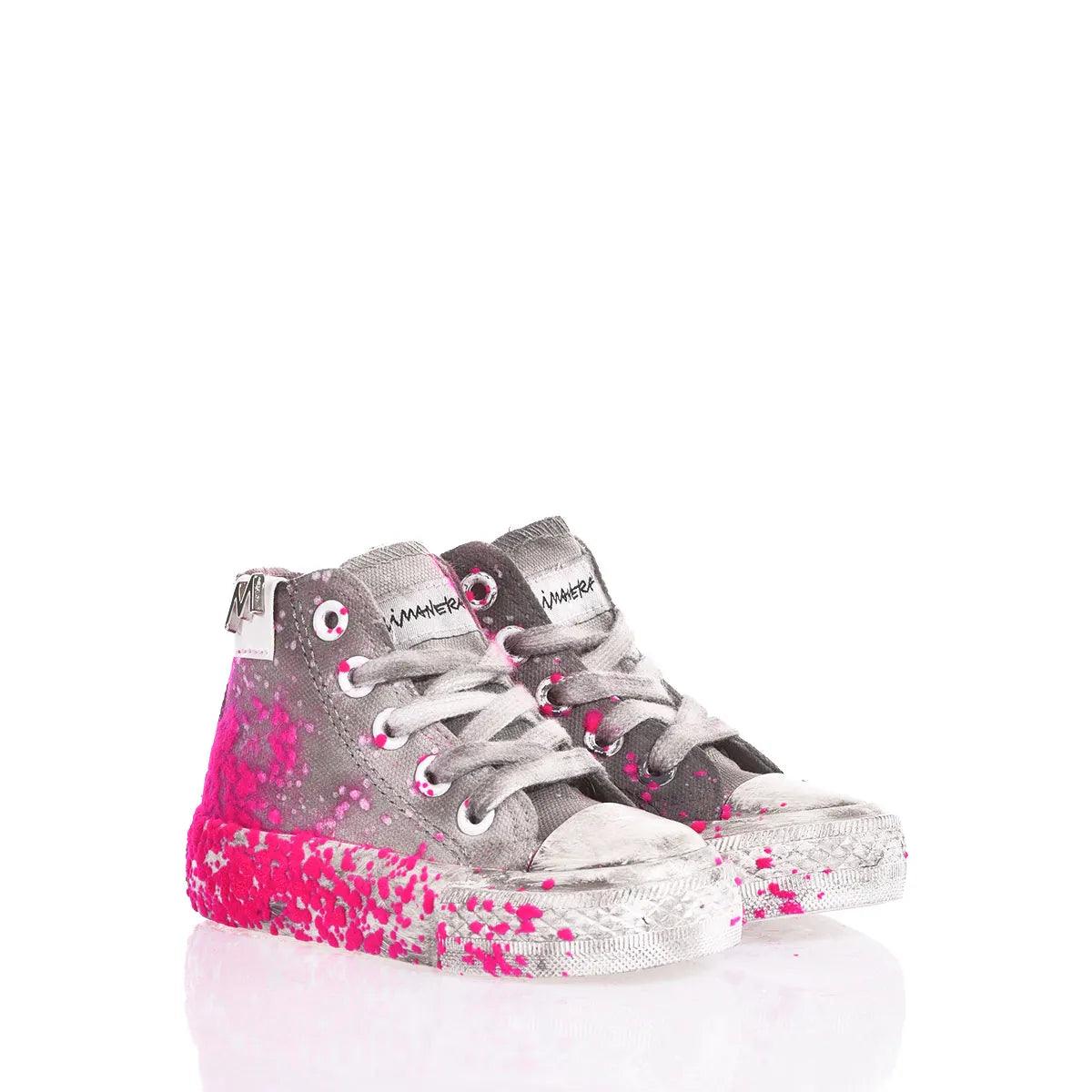 Sneakers alte grigie con spruzzi rosa per abbigliamento premaman trendy e confortevole.