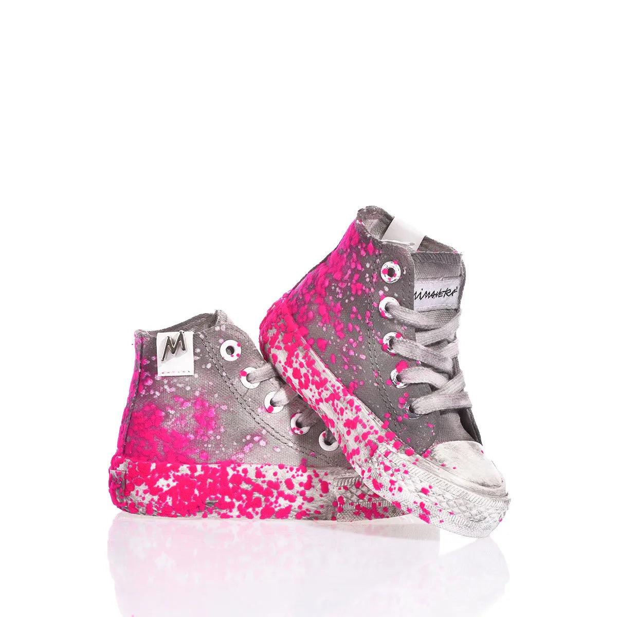 Sneakers grigie con schizzi fucsia, ideali per look casual abbigliamento premaman trendy