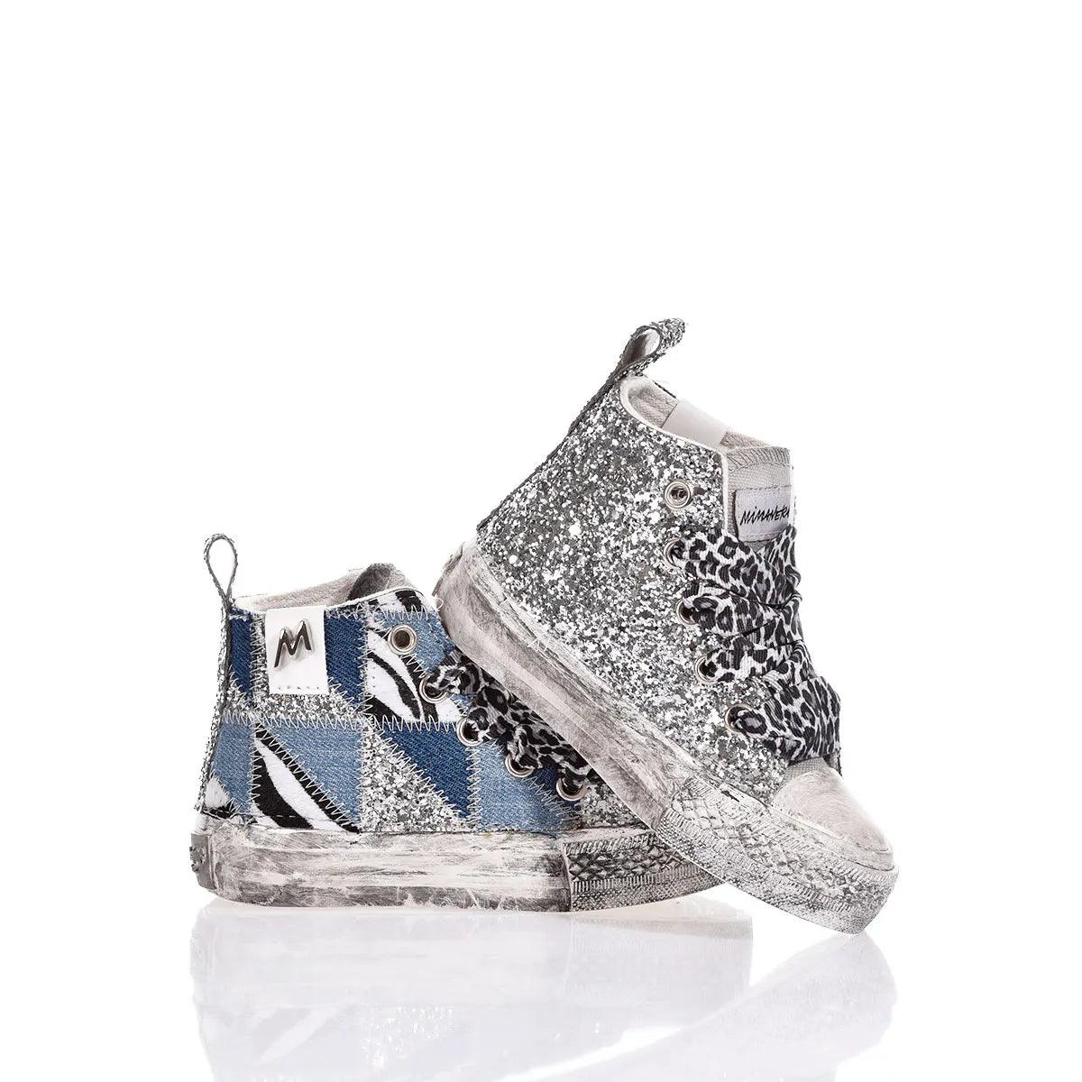 Sneakers patchwork e glitter per abbigliamento premaman, stile moderno su sfondo bianco.