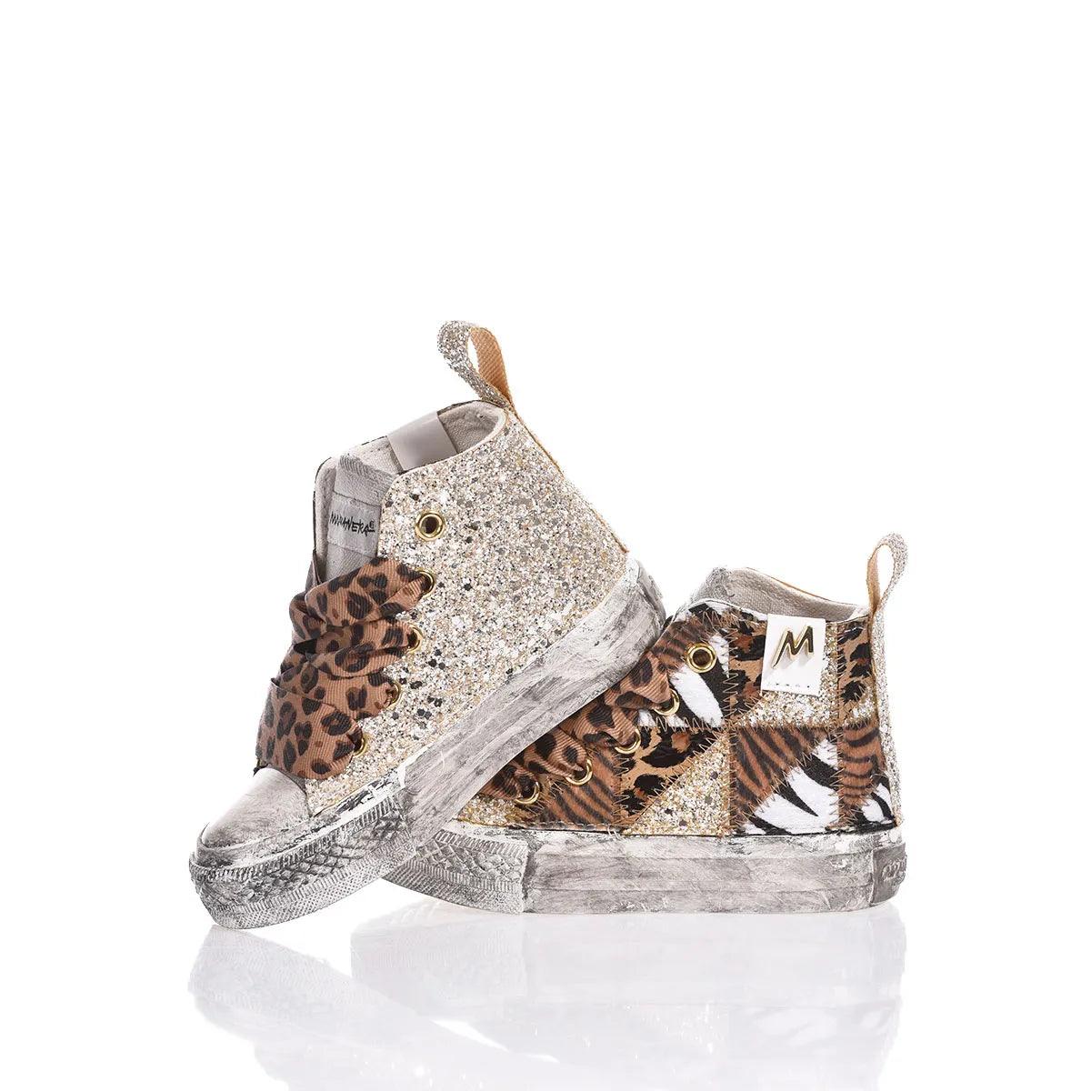 Sneakers glitterate fantasia animalier, perfette per look moda premaman glamour e casual.
