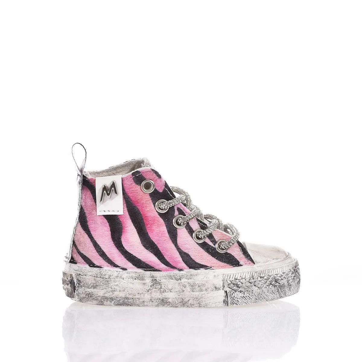 Sneaker alta bimba fantasia zebrata rosa e nera, accessorio ideale per outfit premaman alla moda.