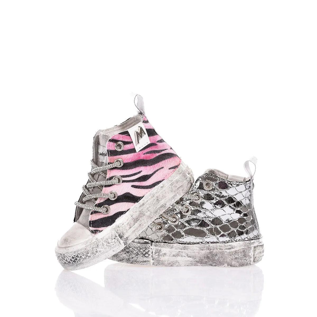 Sneakers colorate premaman, una con fantasia zebrata rosa e una argento, su fondo bianco