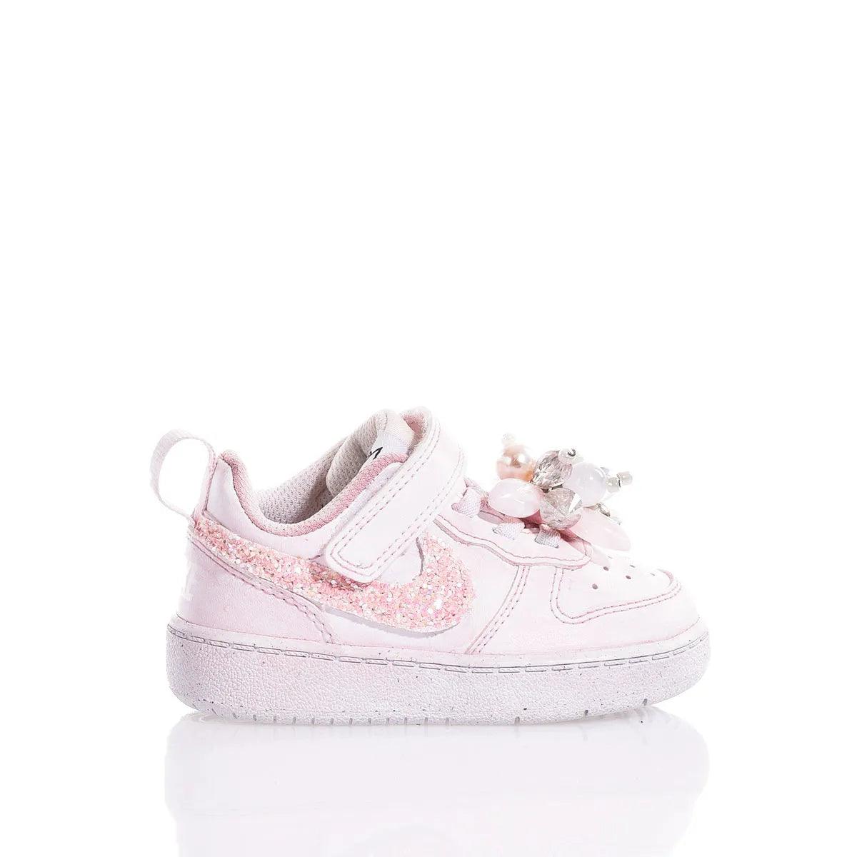 Scarpa da bambina rosa con glitter e decorazioni gioiello, sneakers su sfondo bianco