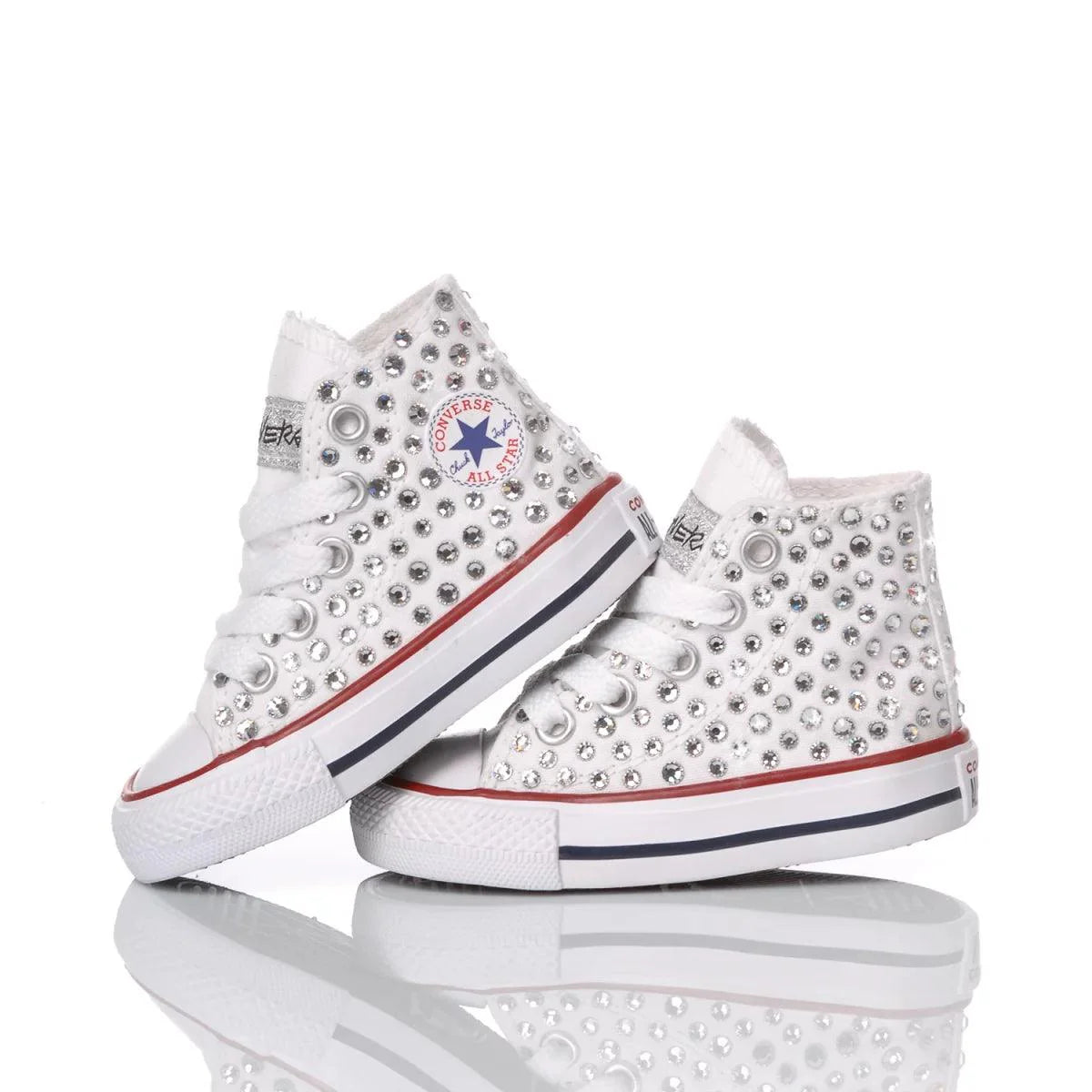 Sneakers bianche con borchie, abbinate a outfit premaman alla moda.