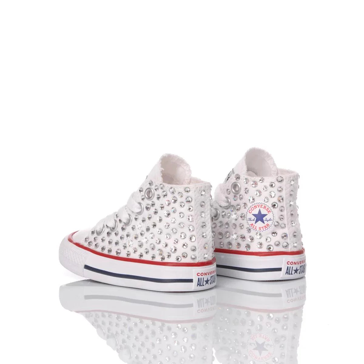 Sneakers bianche con borchie brillanti, ideali per look premaman alla moda.