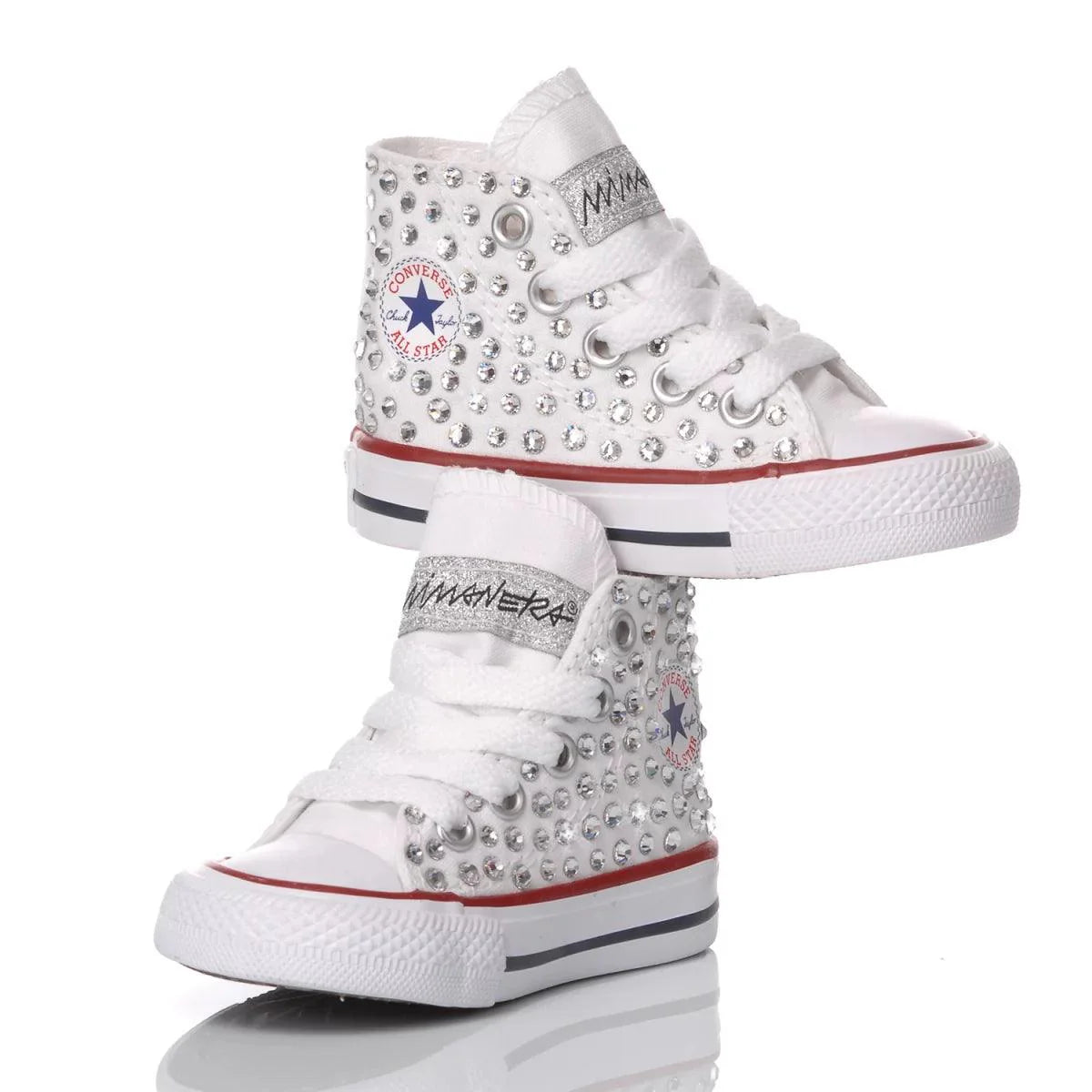 Sneakers bianche alte impreziosite da borchie argento, ideali per look premaman alla moda