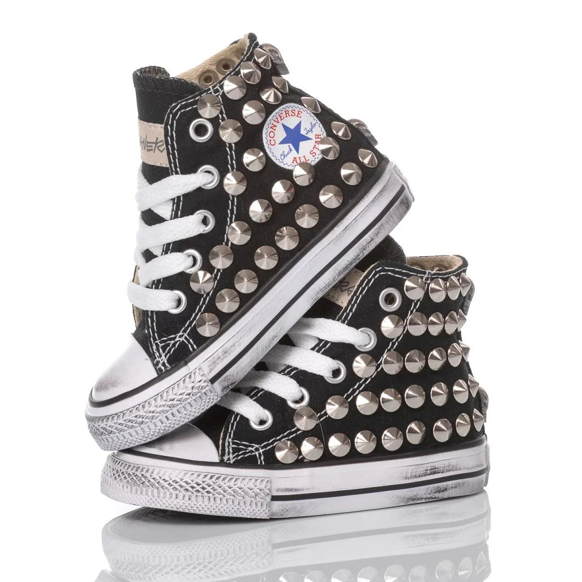 Sneakers nere alte borchiate, stile urban, ideali per look premaman alla moda.