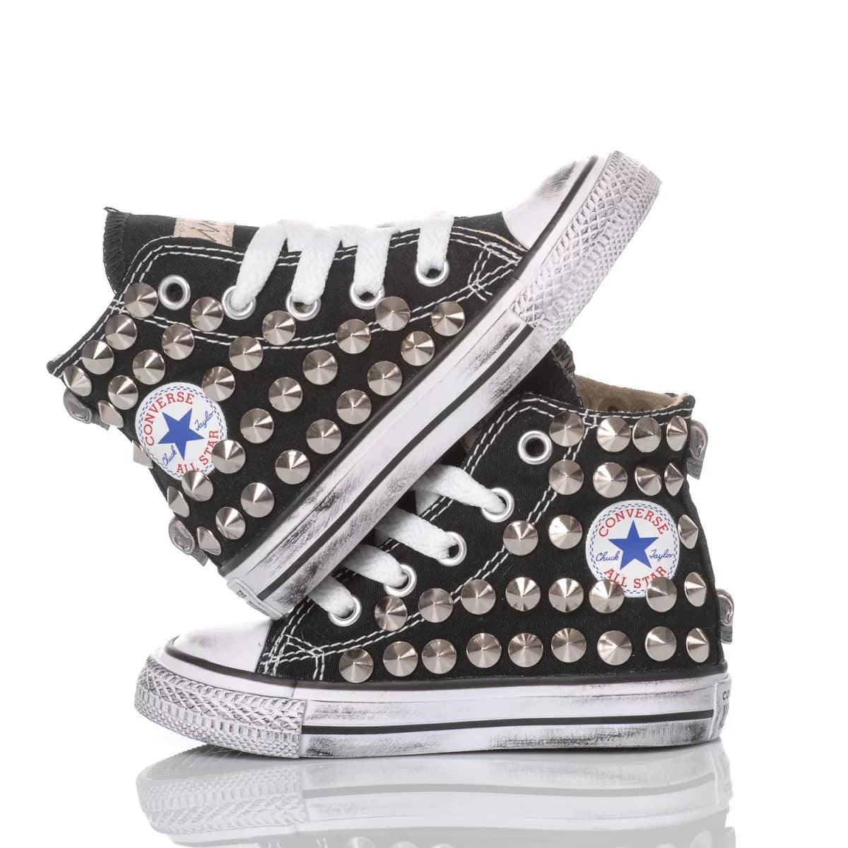 Sneakers nere con borchie argento, stile casual, idea moda premaman trendy