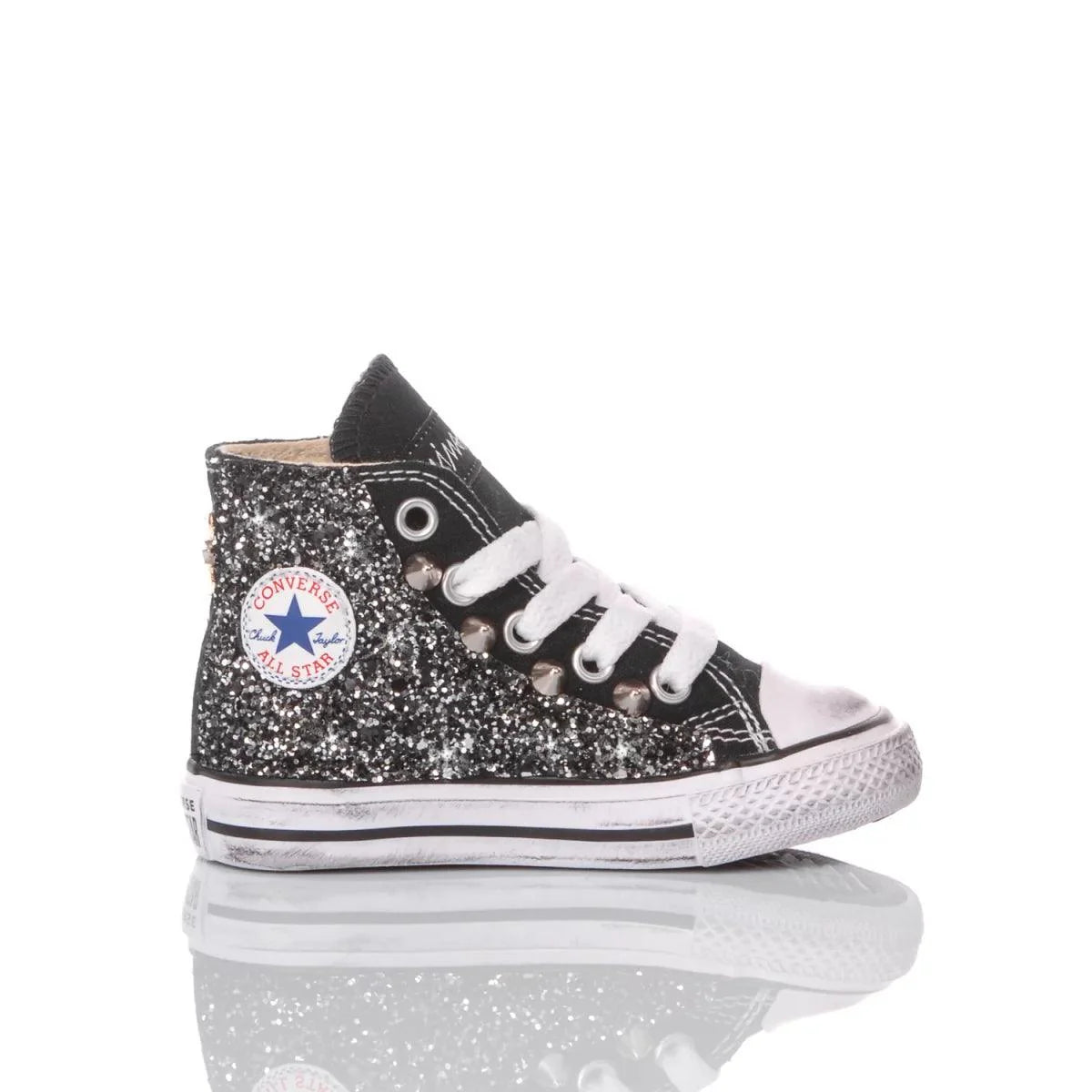 Sneaker bambino nera glitterata con lacci bianchi, ideale per look premaman casual