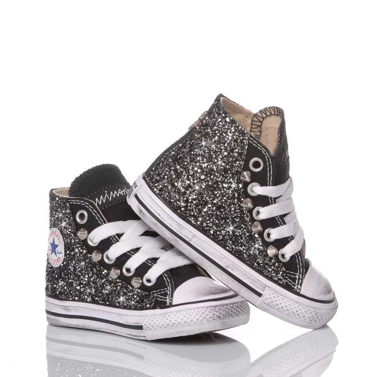 Scarpe neonato nere glitterate con lacci bianchi, ideali per look premaman alla moda