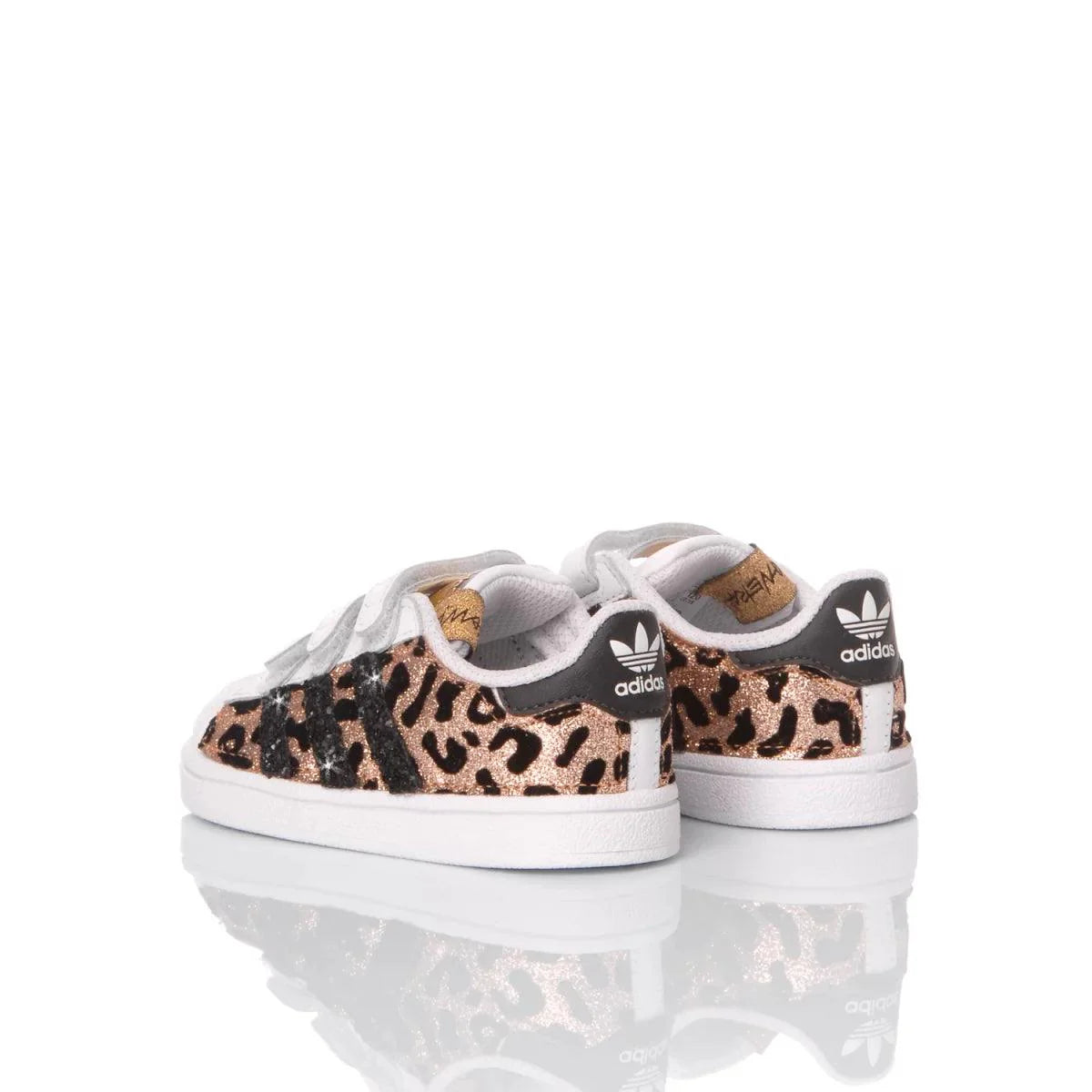 Scarpe bambina glitter animalier su fondo bianco, ideale per look premaman casual