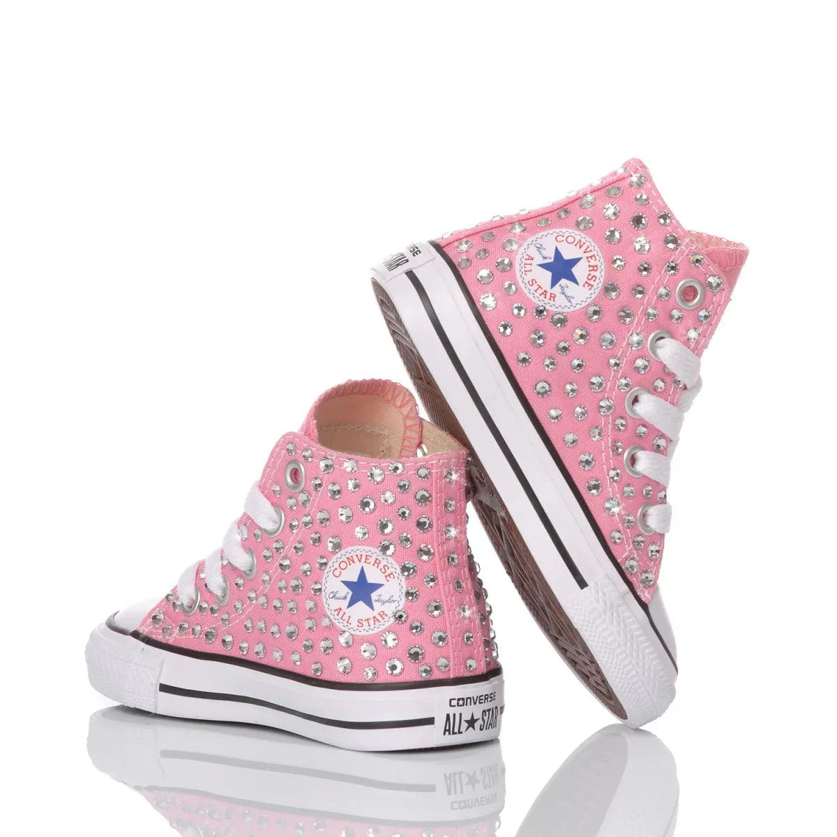 Sneakers rosa con borchie, ideali per outfit premaman comodi e alla moda.