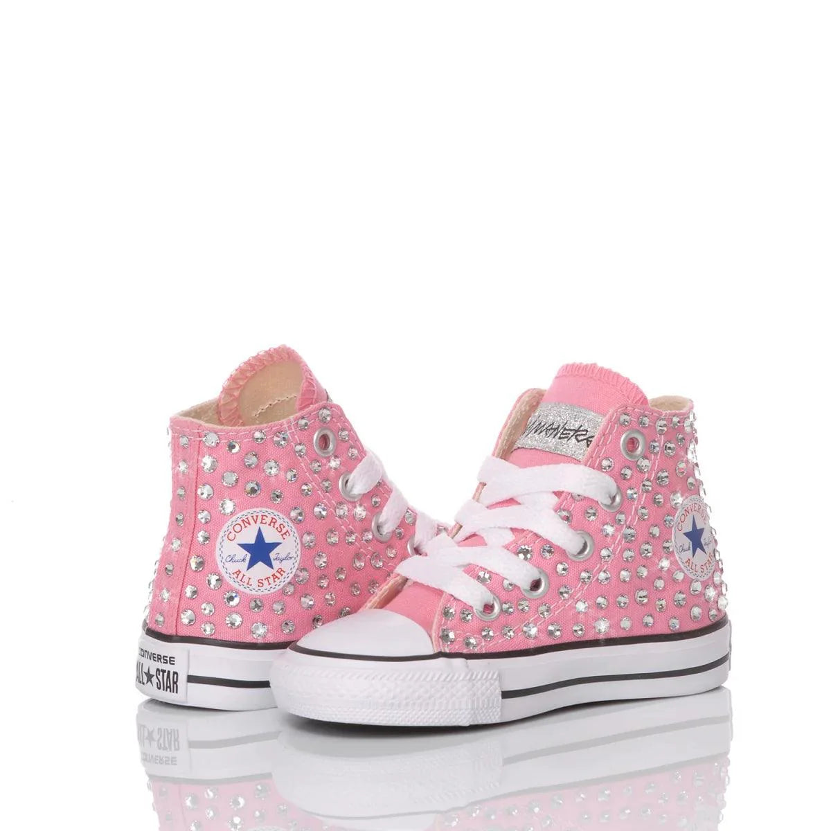 Sneakers rosa alte con borchie brillanti, adatte per abbigliamento premaman casual trendy.