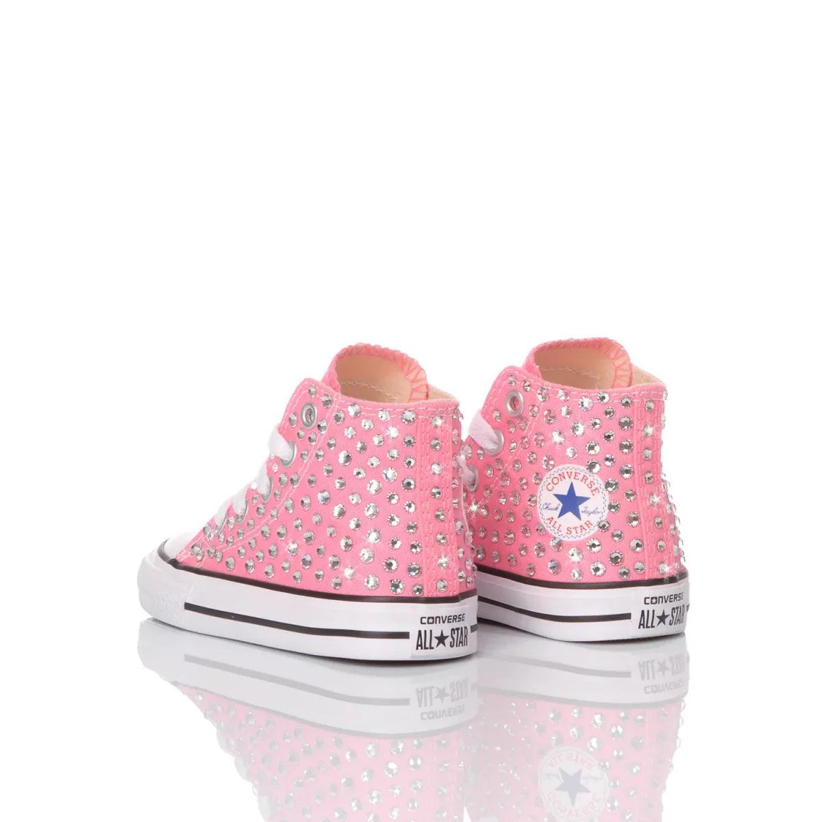 Sneakers rosa con strass, ideali per outfit premaman alla moda per gravidanza.