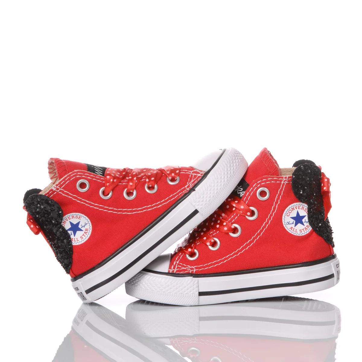 Sneakers rosse bambini con dettagli neri, ideali per look premaman casual e comodi.