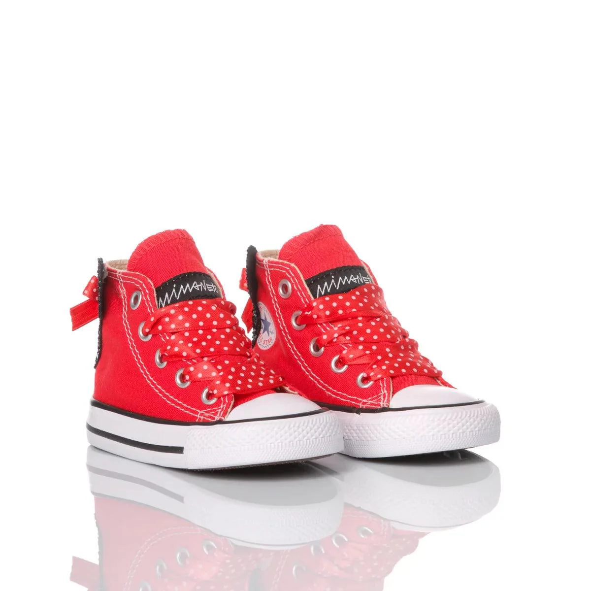 Sneakers rosse per bambini con lacci a pois, ideali per look premaman casual e alla moda