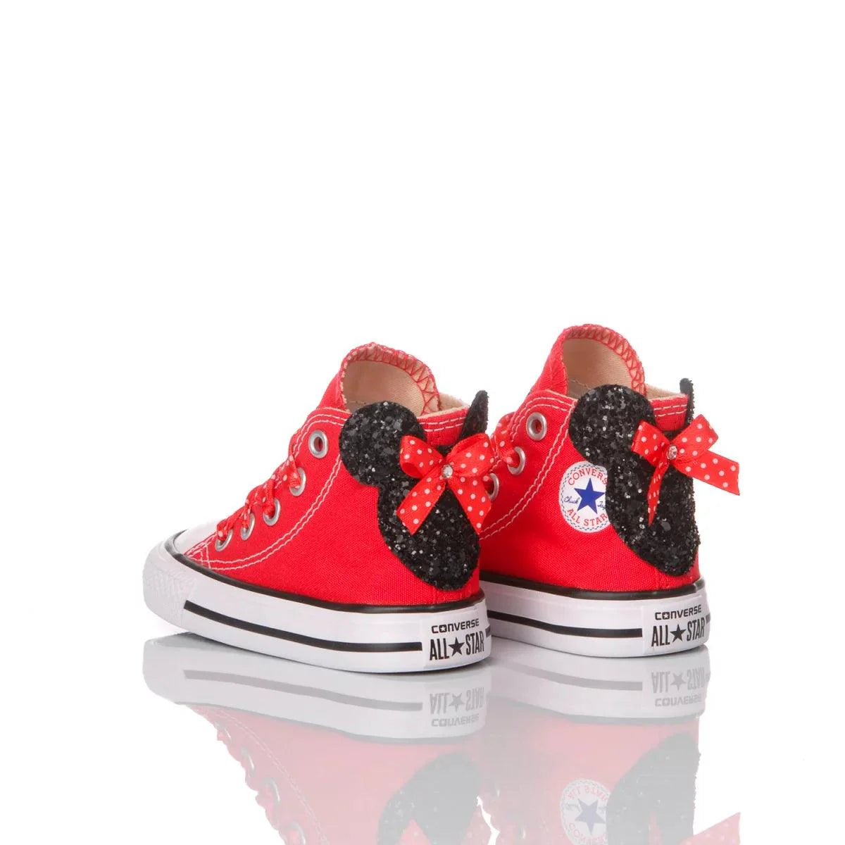Sneakers rosse con dettagli Minnie, ideali per outfit premaman alla moda