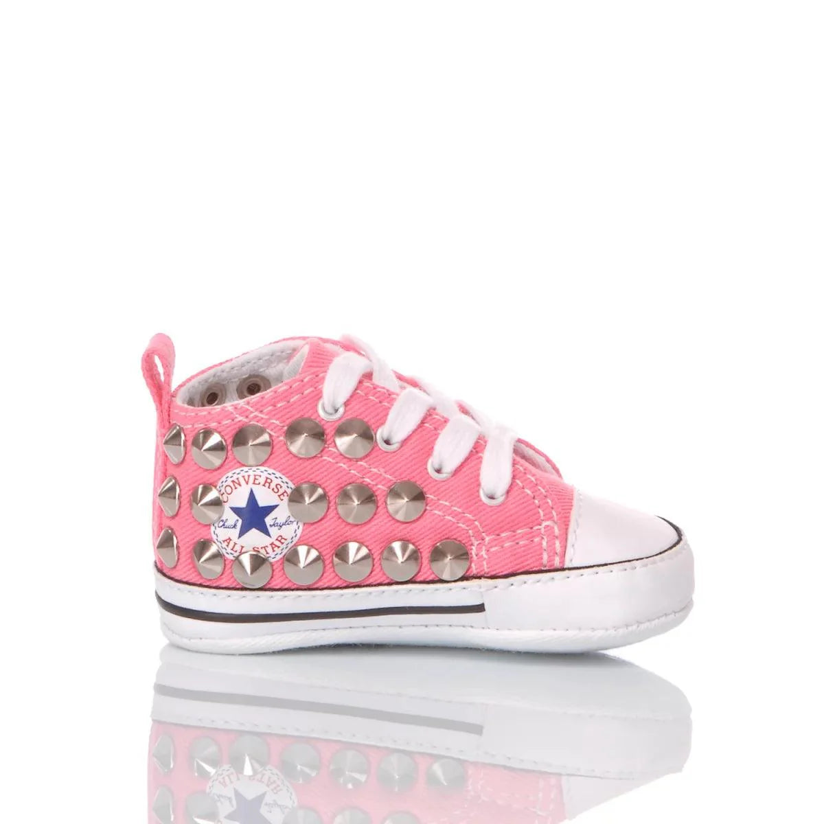Scarpina neonato rosa con borchie, ideale per outfit premaman e moda bimbo