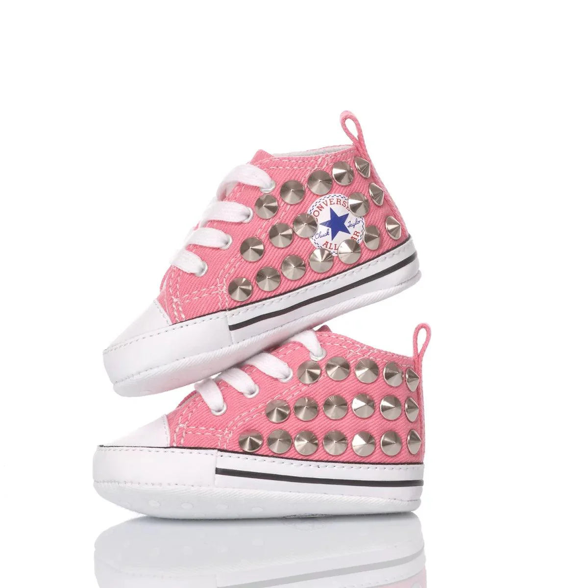 Sneakers rosa neonata con borchie argento, scarpe moda bambino per abbigliamento premaman