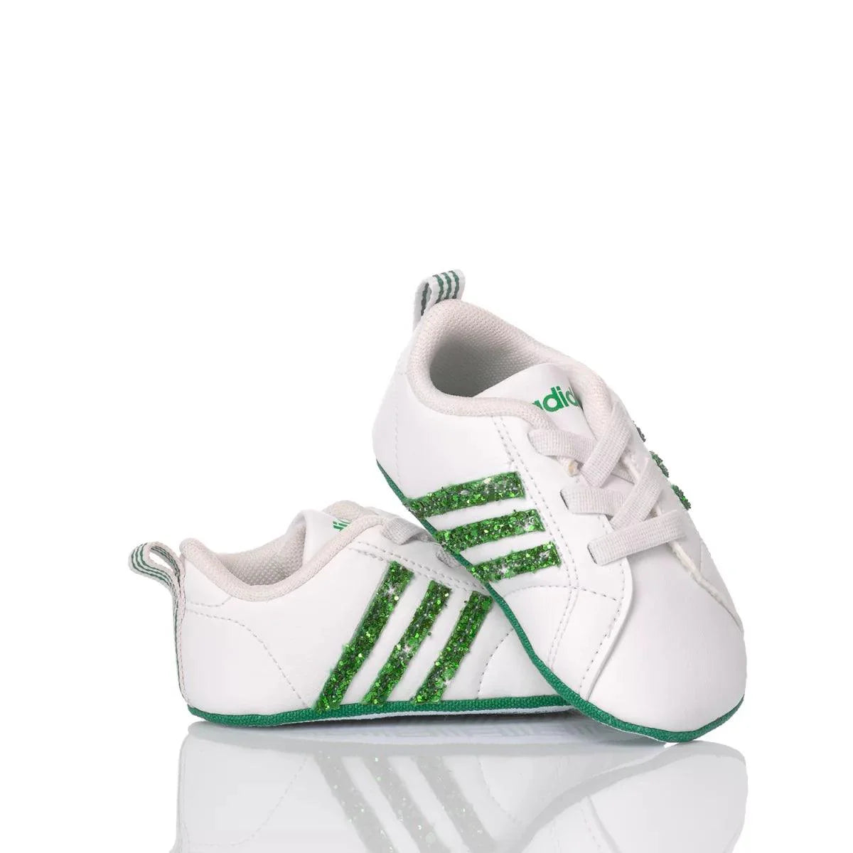 Scarpe neonato bianche con dettagli glitter verde, ideale per outfit premaman e abbigliamento bambini.