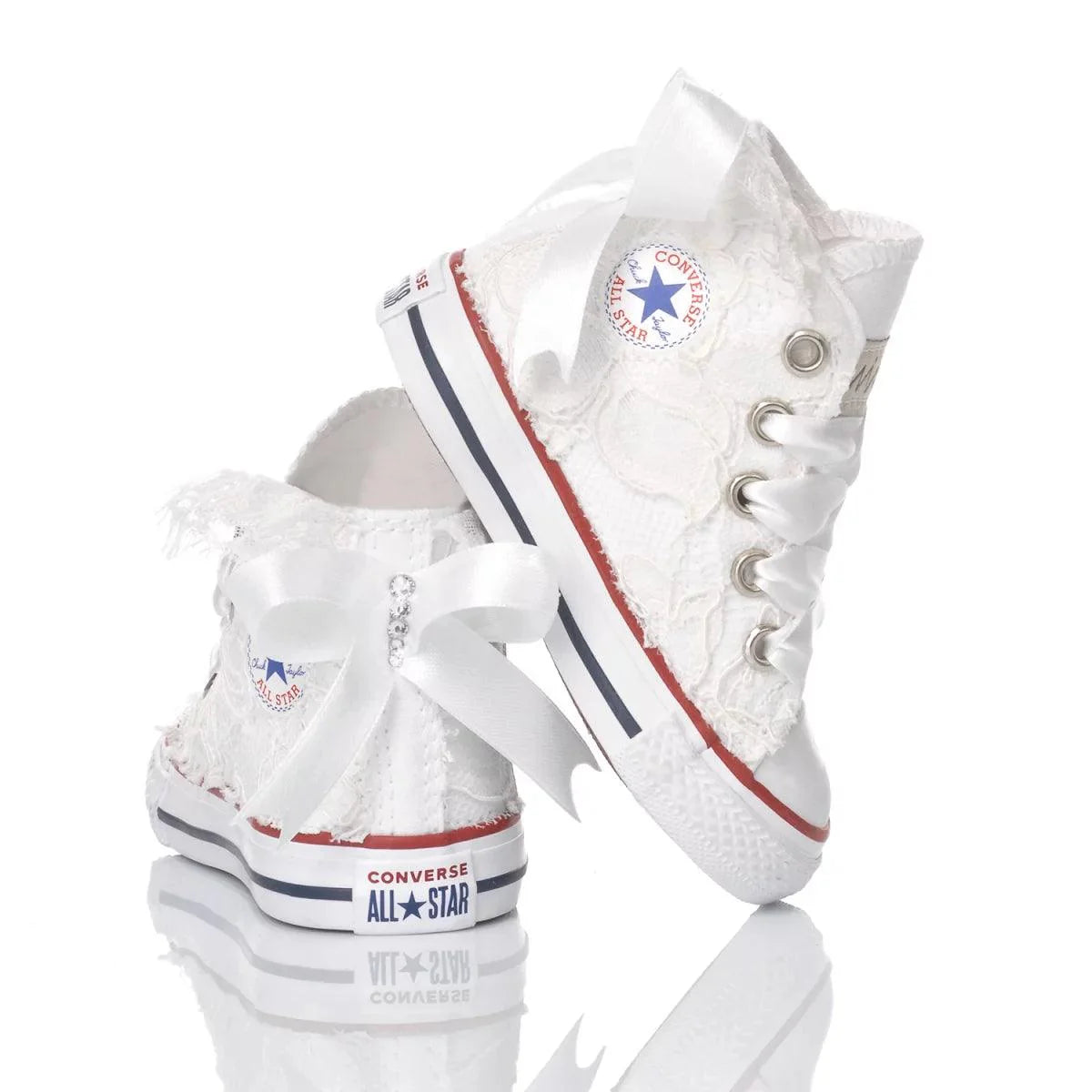 Sneakers bianche alte da donna con pizzo e fiocco, ideali per look premaman eleganti