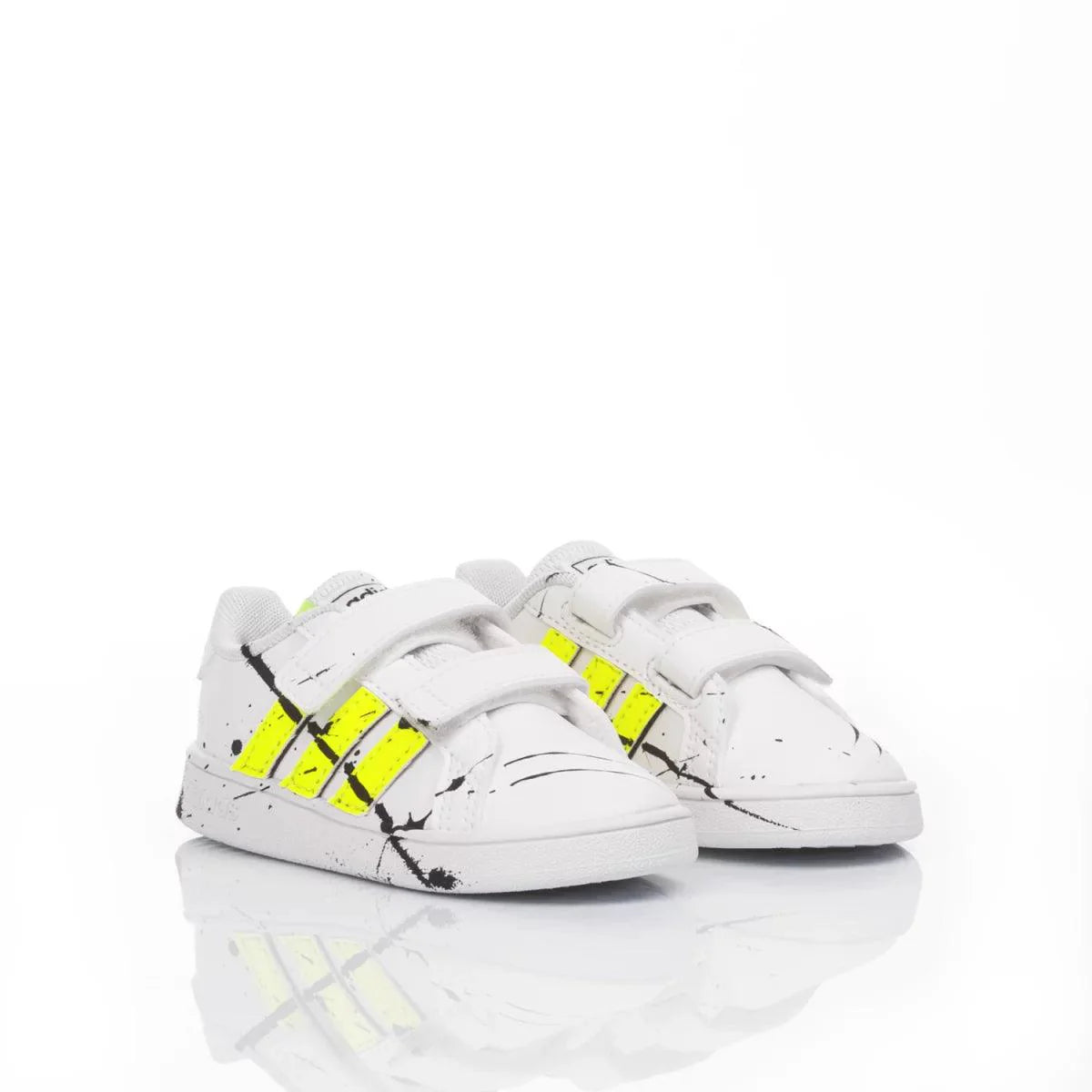 Scarpe bianche neonati con dettagli giallo fluo e strisce nere, chiusura a strappo