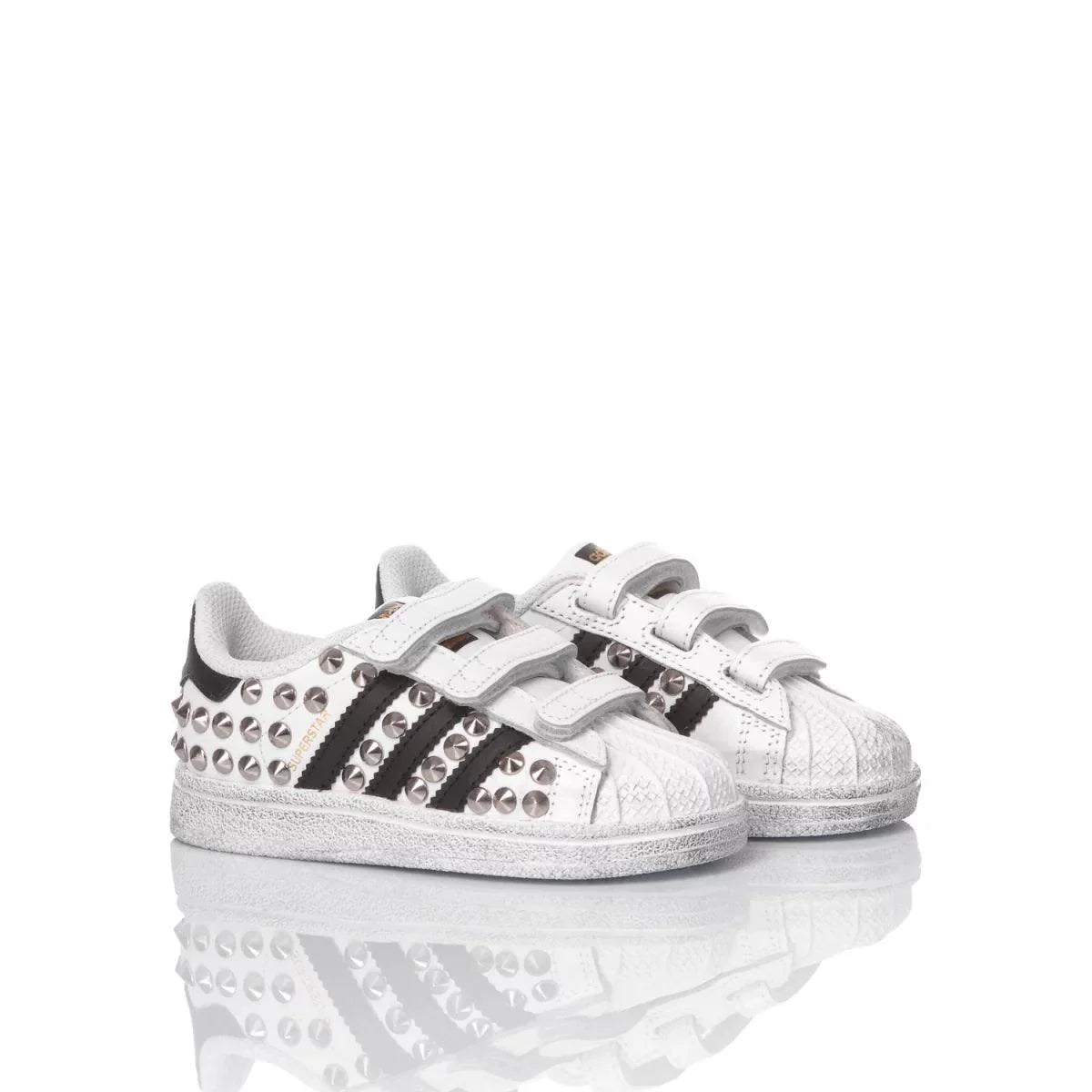 Sneakers bianche bambino con borchie, strisce nere e chiusura a strappo