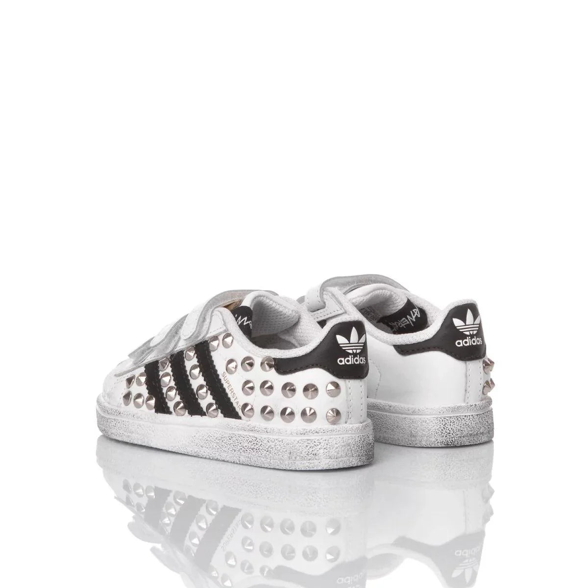 Scarpe da ginnastica bianche con borchie argento e dettagli neri, fondo argentato, bambino