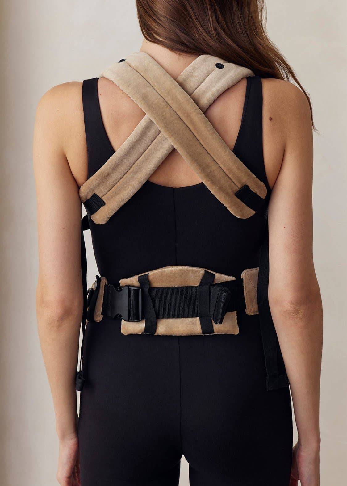 Donna in abbigliamento premaman nero con cintura ergonomica regolabile vista da dietro