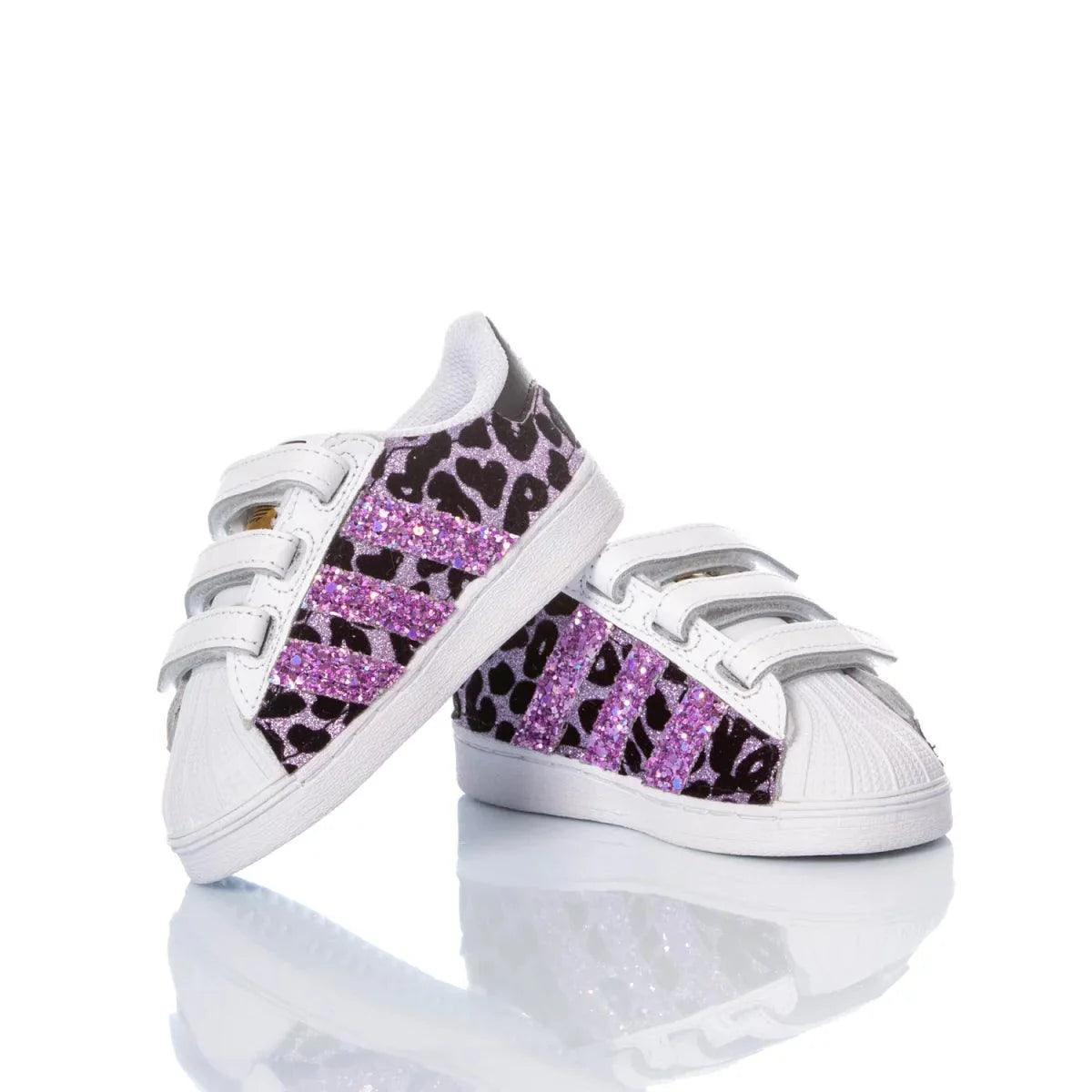 Scarpe bianche neonato con fantasia animalier e glitter viola, chiusura a strappo.
