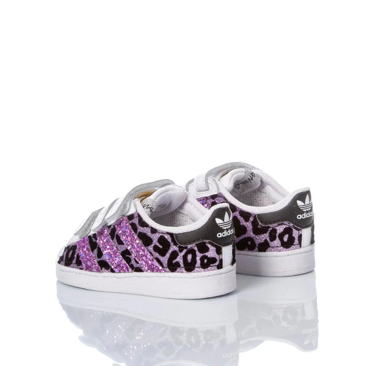 Scarpe da ginnastica bambino con stampa leopardata viola e dettagli glitter, chiusura a strappo.
