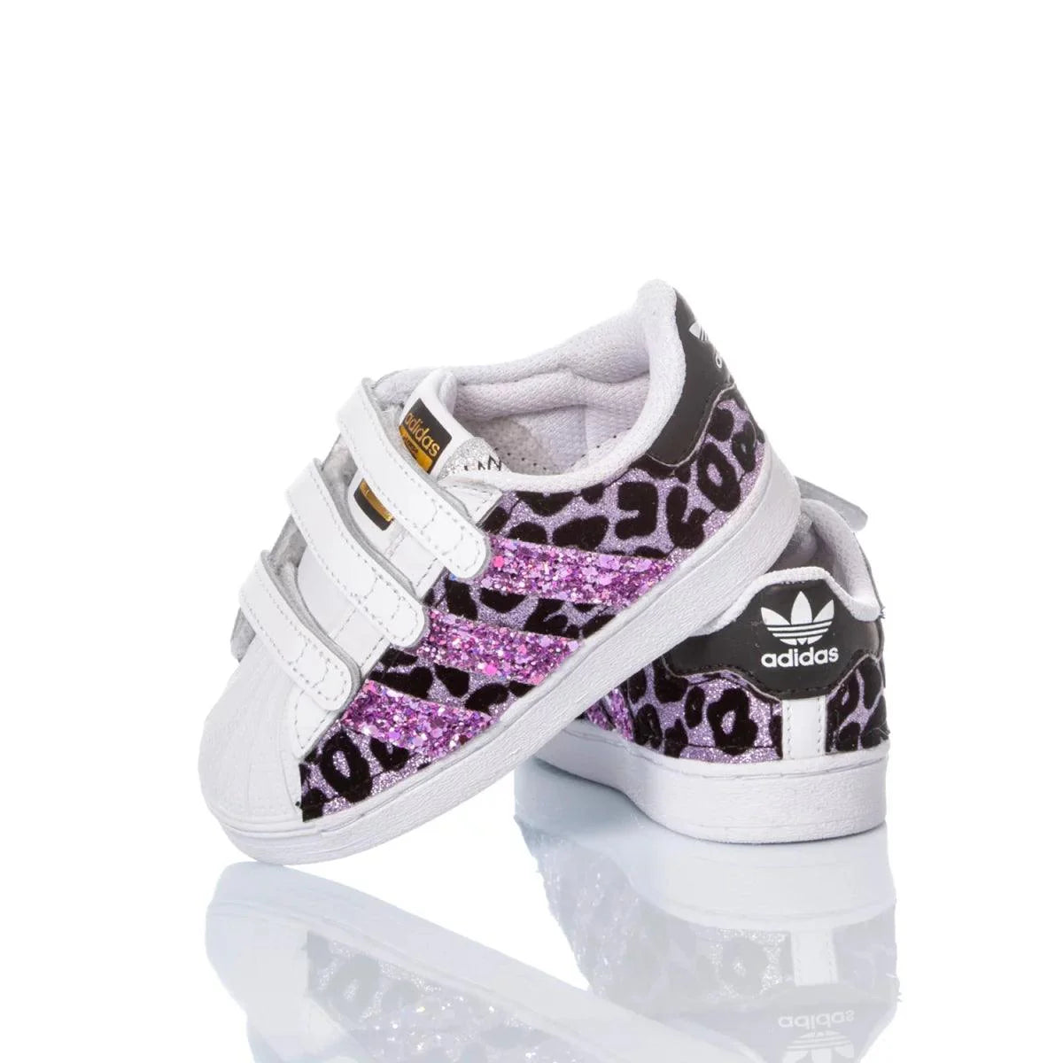 Scarpe bambina con stampa animalier lilla e dettagli glitterati, chiusura a strappo.