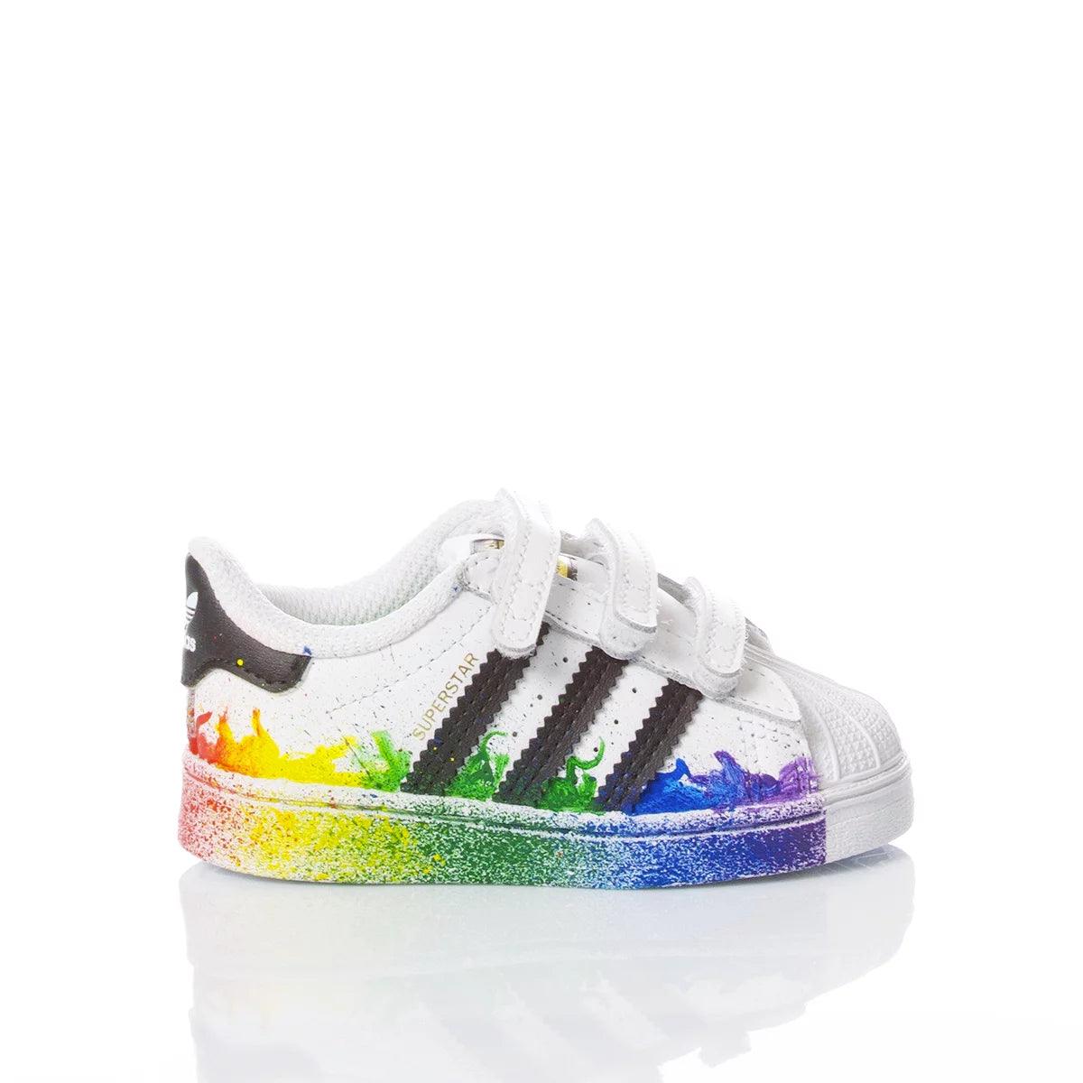 Sneaker bimbo bianca con dettagli colorati arcobaleno, ideale per abbigliamento premaman bambini
