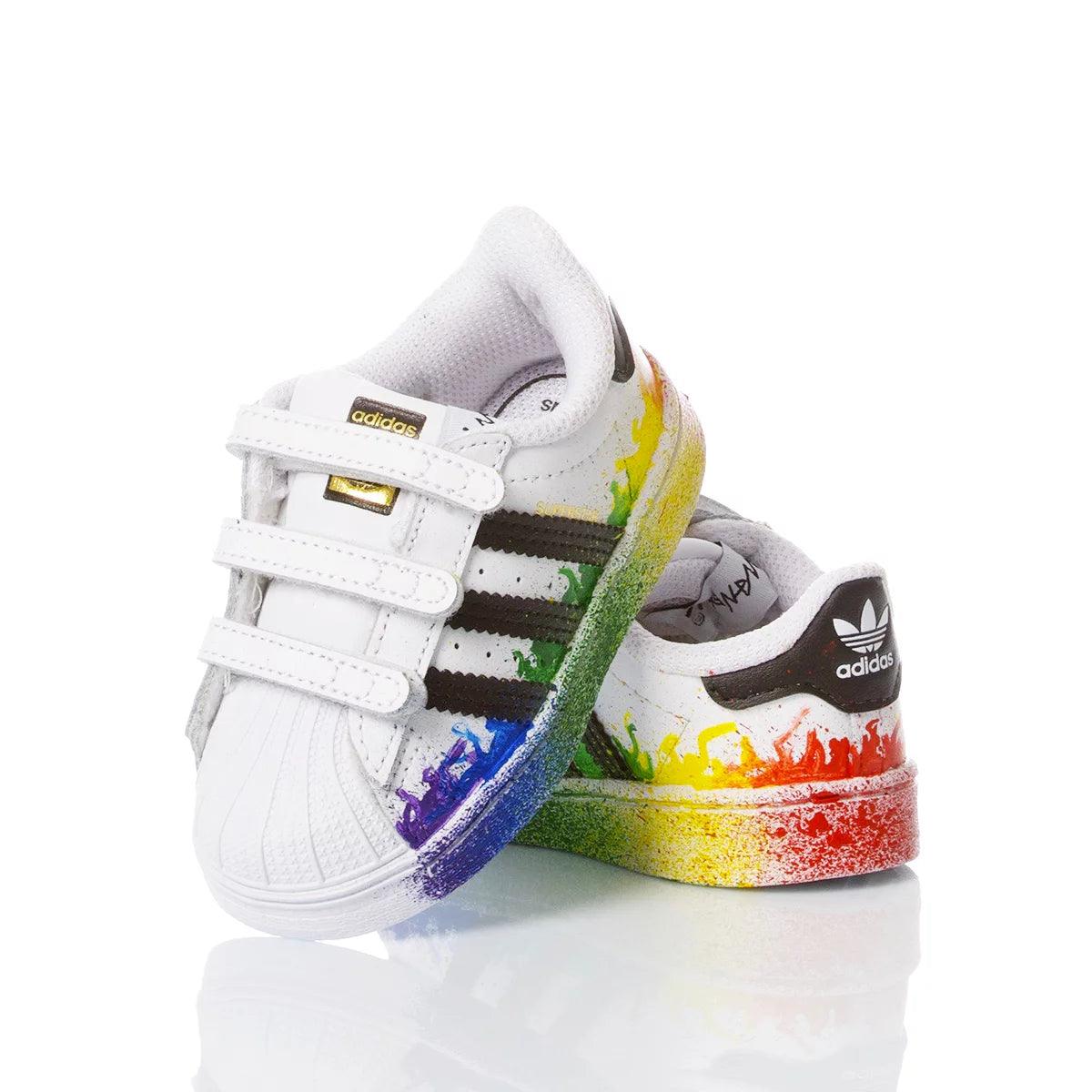 Scarpe adidas bimbo bianche con dettagli arcobaleno, ideali per abbigliamento premaman e bambini