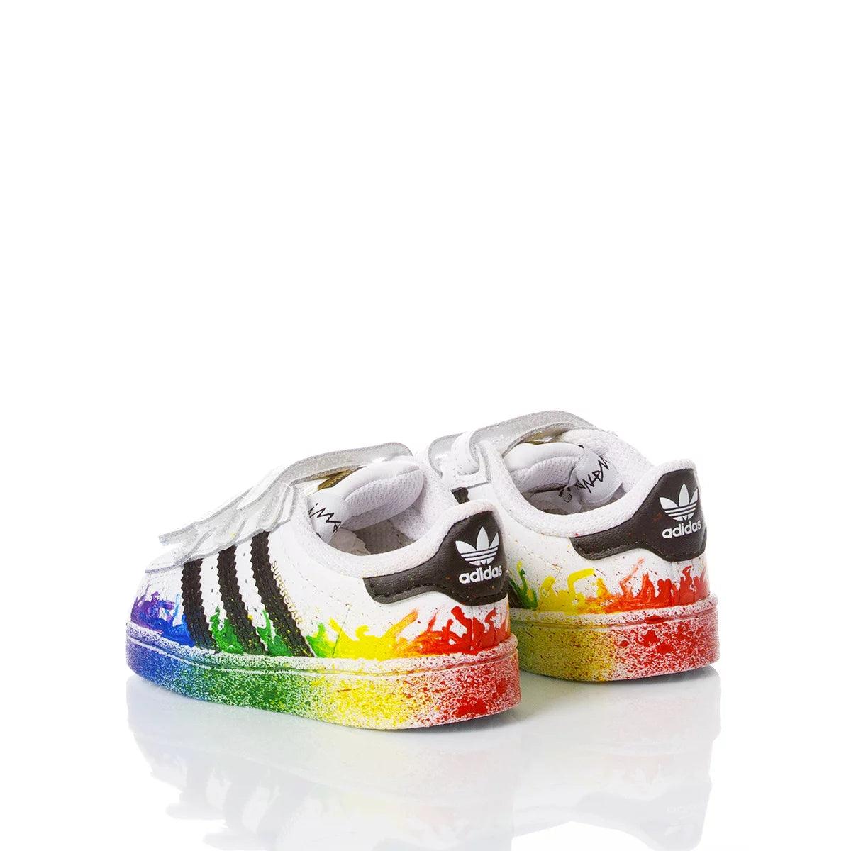 Scarpe bambino Adidas bianche con suola arcobaleno, ideali per look premaman vivaci