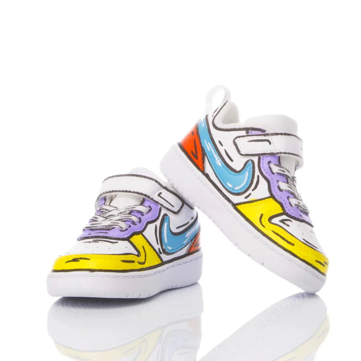 Scarpe da ginnastica colorate per bambini con dettagli gialli, viola e blu, su sfondo bianco, ideali per outfit premaman casual.