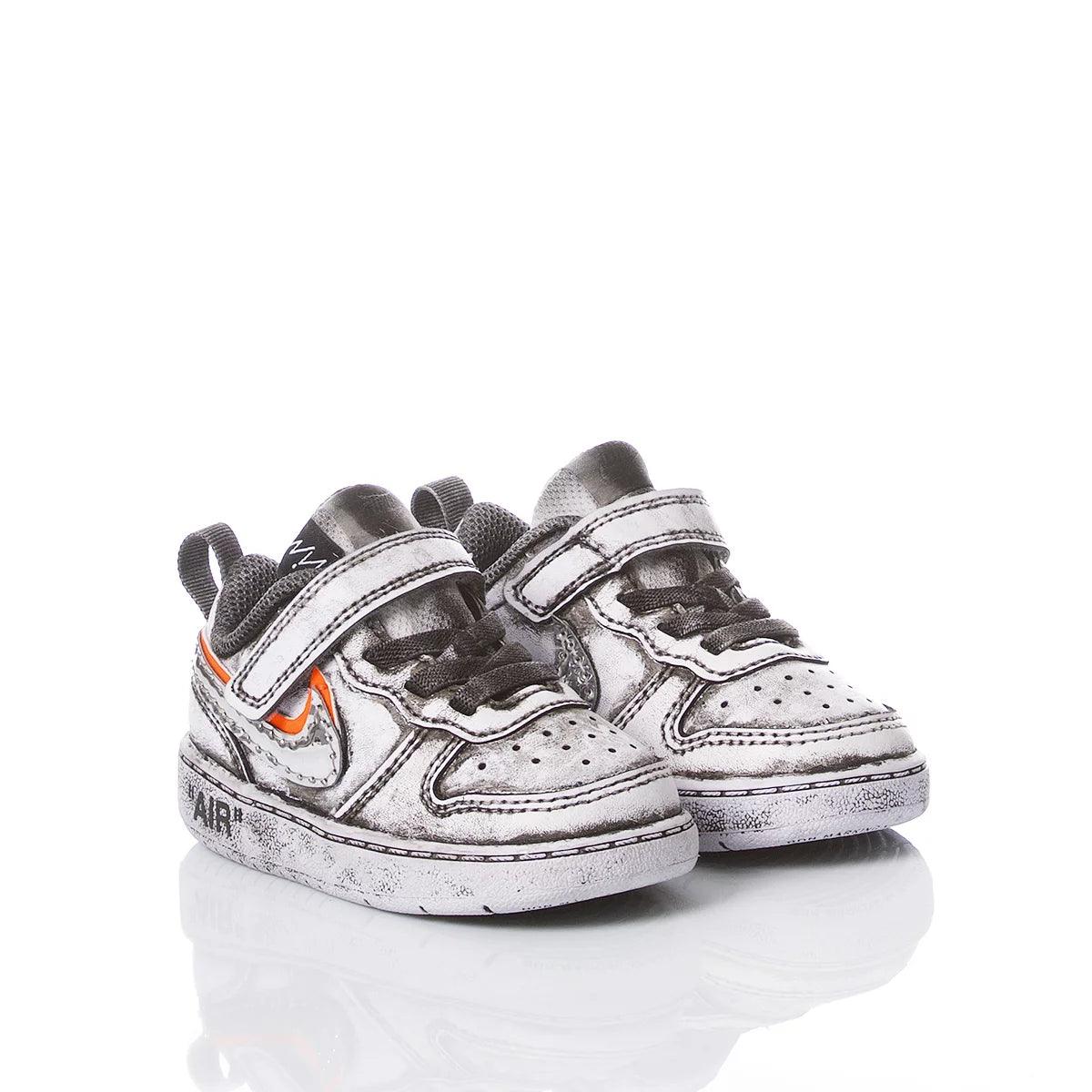 Scarpe neonato sportive bianche e grigie, ideali per outfit premaman e moda bambini.