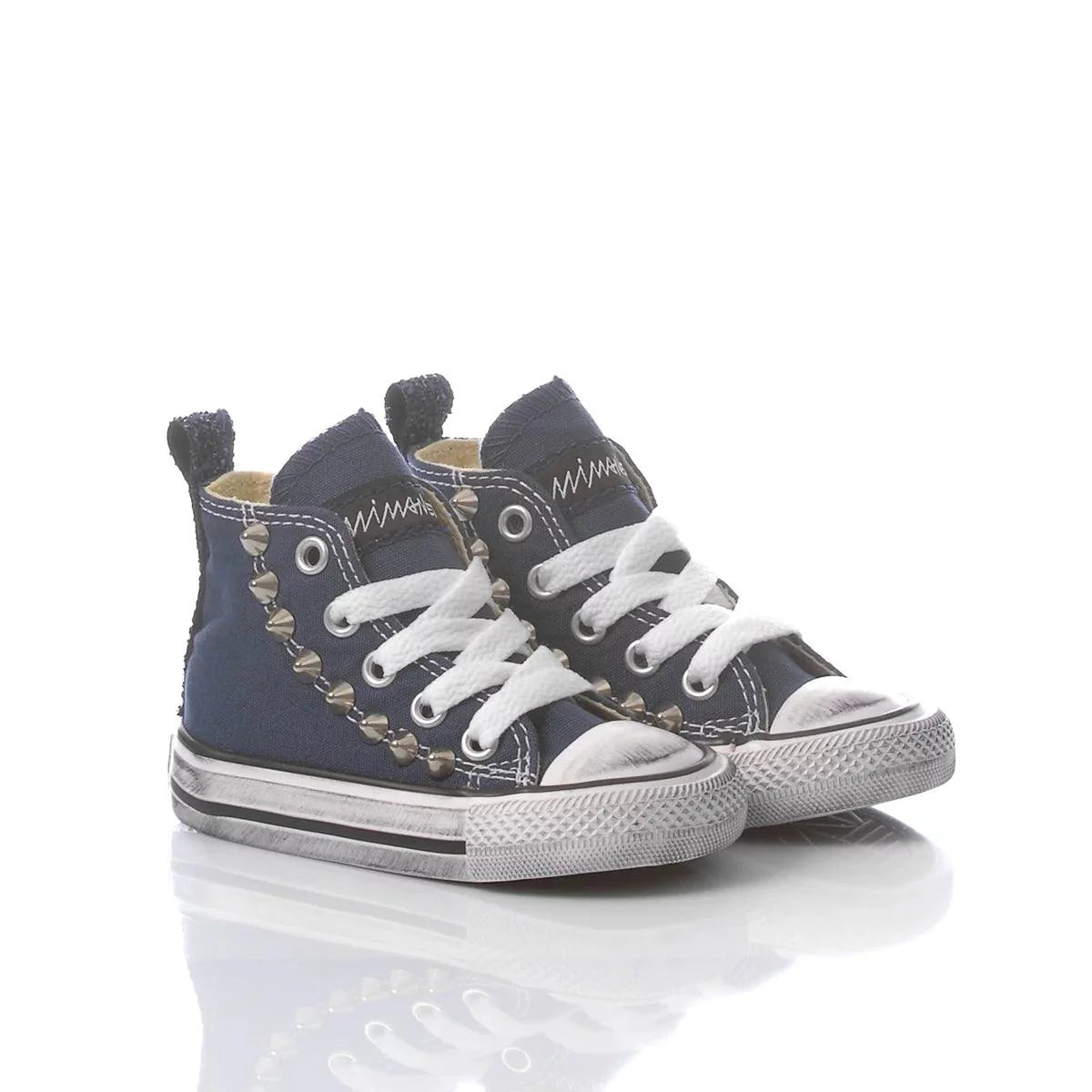 Scarpe da ginnastica bambini nere con borchie, ideali per outfit premaman e maternità