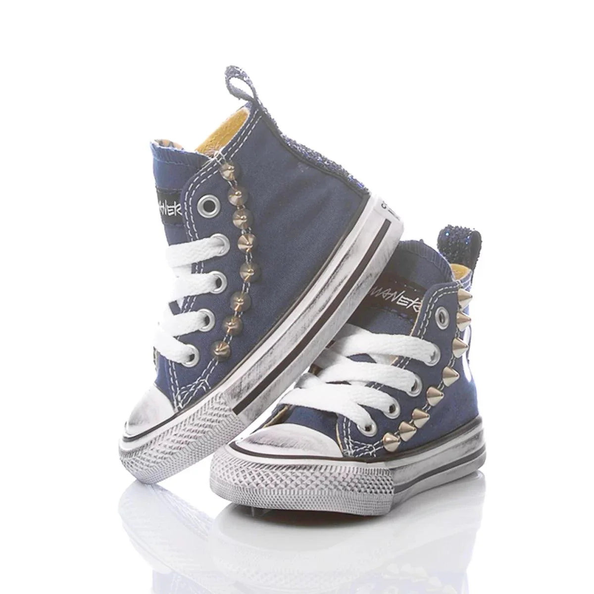 Sneakers blu alte bambino con borchie, stile moderno, non abbigliamento premaman