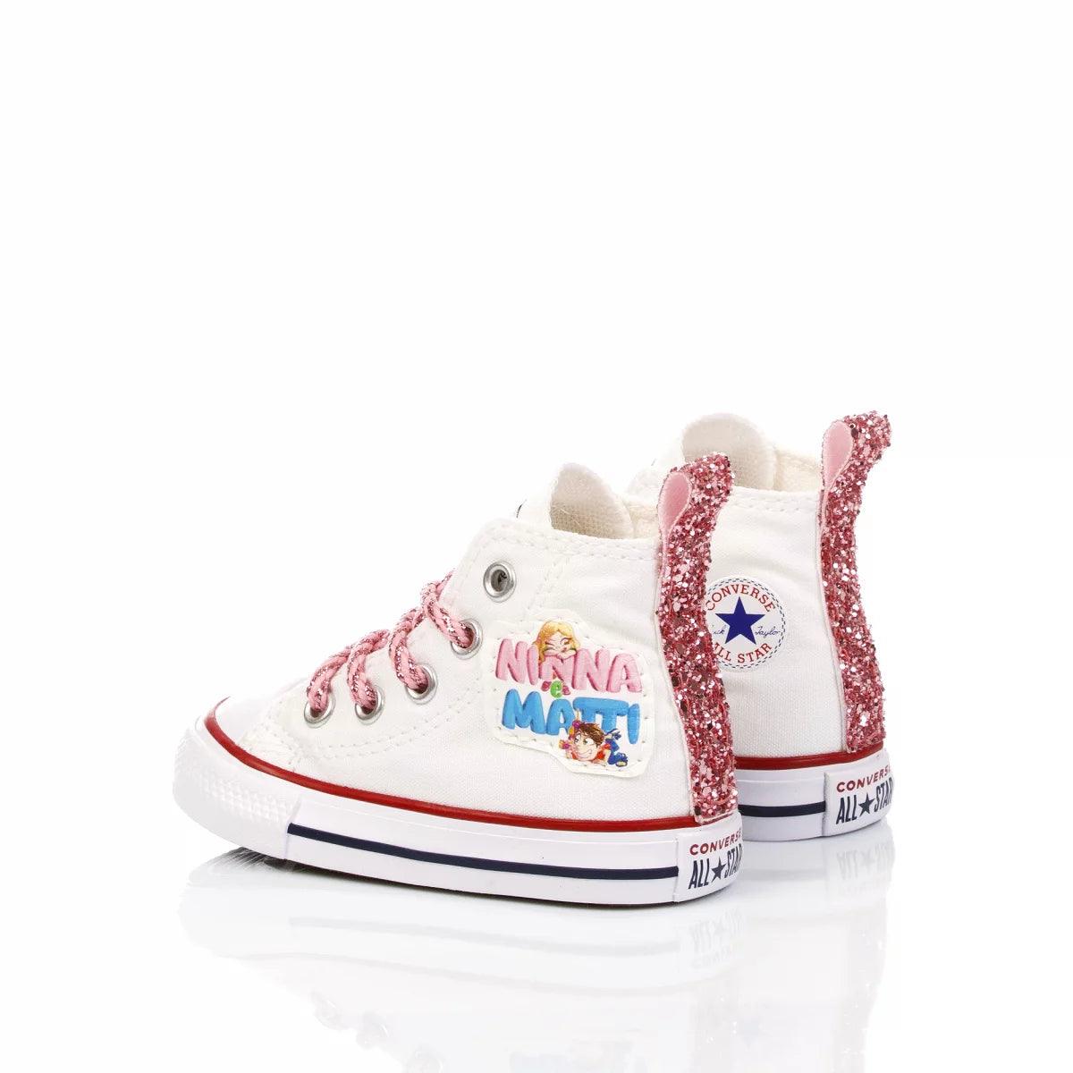 Scarpe bianche neonato Converse con glitter rosa, ideali per corredino premaman e abbigliamento premaman.