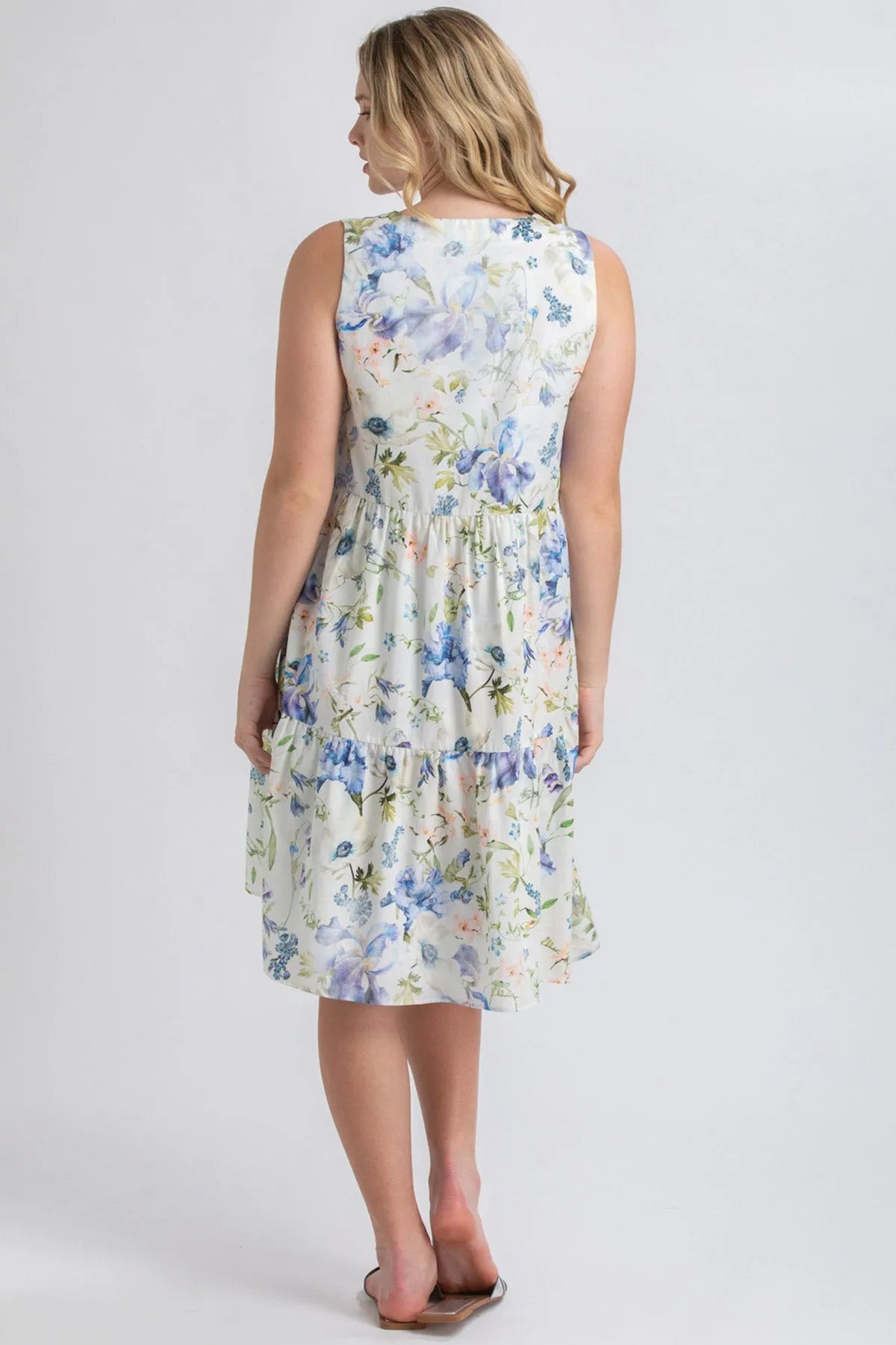 Abito premaman smanicato floreale bianco e azzurro, donna di spalle, stile casual.