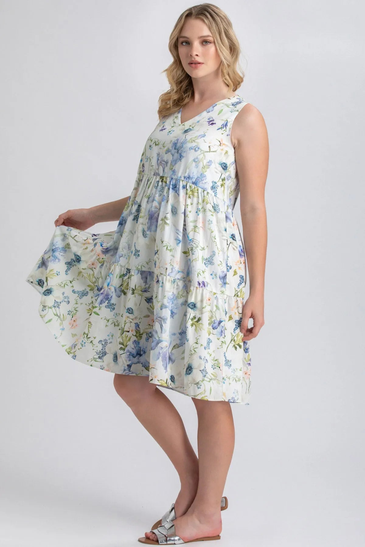 Vestito premaman estivo, senza maniche, fantasia floreale, tessuto leggero, donna in posa